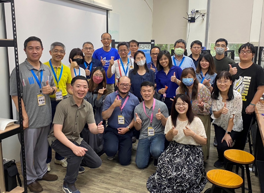 A group photo was taken featuring all participating educators, professors from Taiwan Tech, and personnel from the Central Region Office of the Ministry of Education's Industry-Academia Collaboration Talent Cultivation Platform.