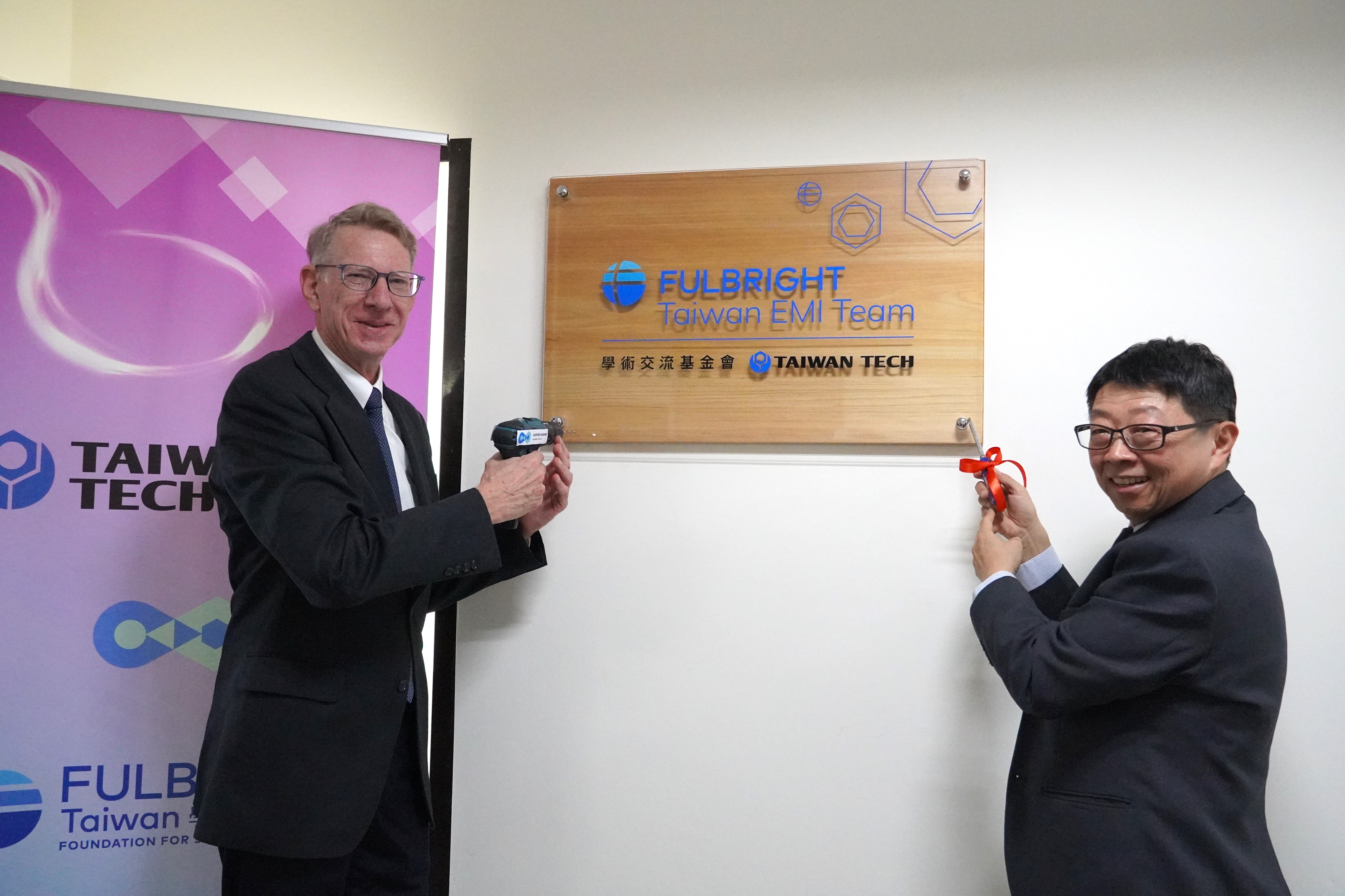 The EMI Teaching Support Team Office was officially inaugurated today, with the presence of Dr. Randall Nadeau, CEO of the Academic Exchange Fund (on the left), and President Jia-Yush Yen (on the right).