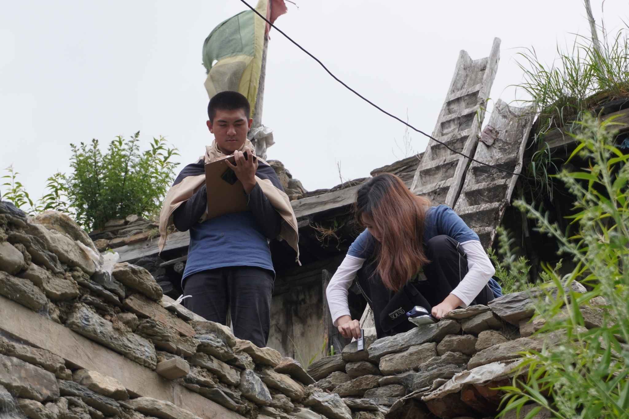 The Taiwan Tech team conducted on-site survey and mapping processes at the century-old stone slate house.