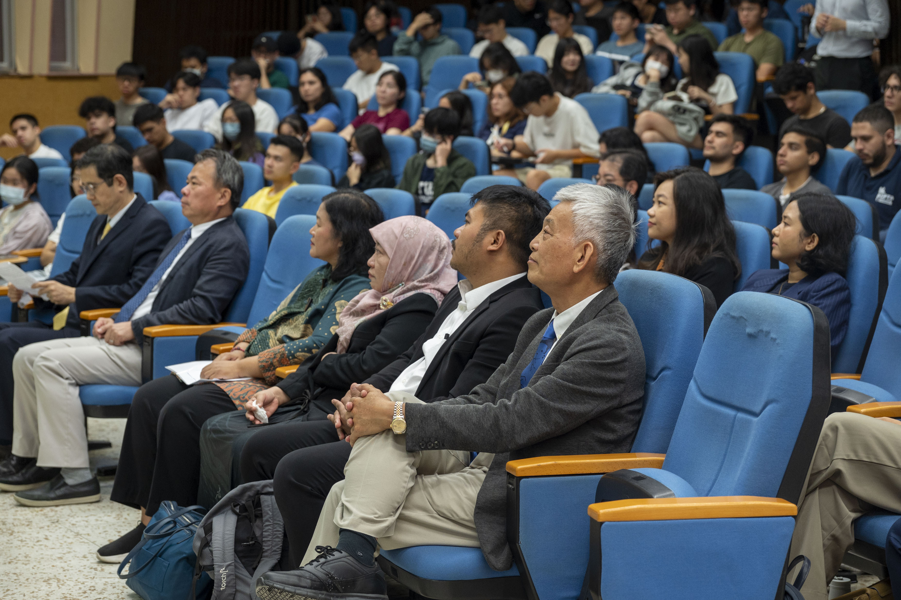 In the morning seminar on April 22nd, from left to right: Chief Secretary Yi-Kun Liu from the Resource Circulation Administration Ministry of Environment, President Liang-Zheng Lu from the Taiwan Construction Research Institute, Professor Wawa, Deputy Director of the Taiwan-Indonesia Science and Technology Innovation Center, Professor Januarti, Director Nugroho, and Vice President Jhy-Chern Liu from Taiwan Tech.