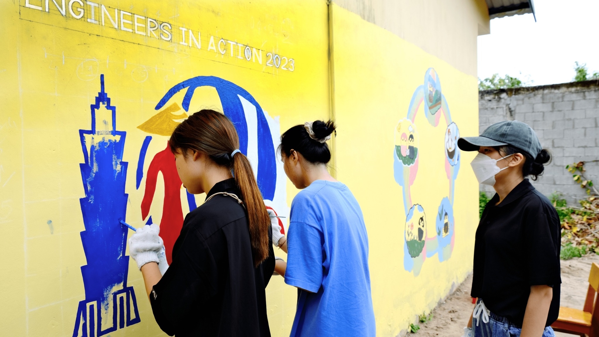 The Taiwan Tech team in Vietnam painted the exterior walls of a primary school in An Yang with iconic symbols of Taiwan, including the Taipei 101 skyscraper, and traditional Vietnamese attire, the "ao dai".