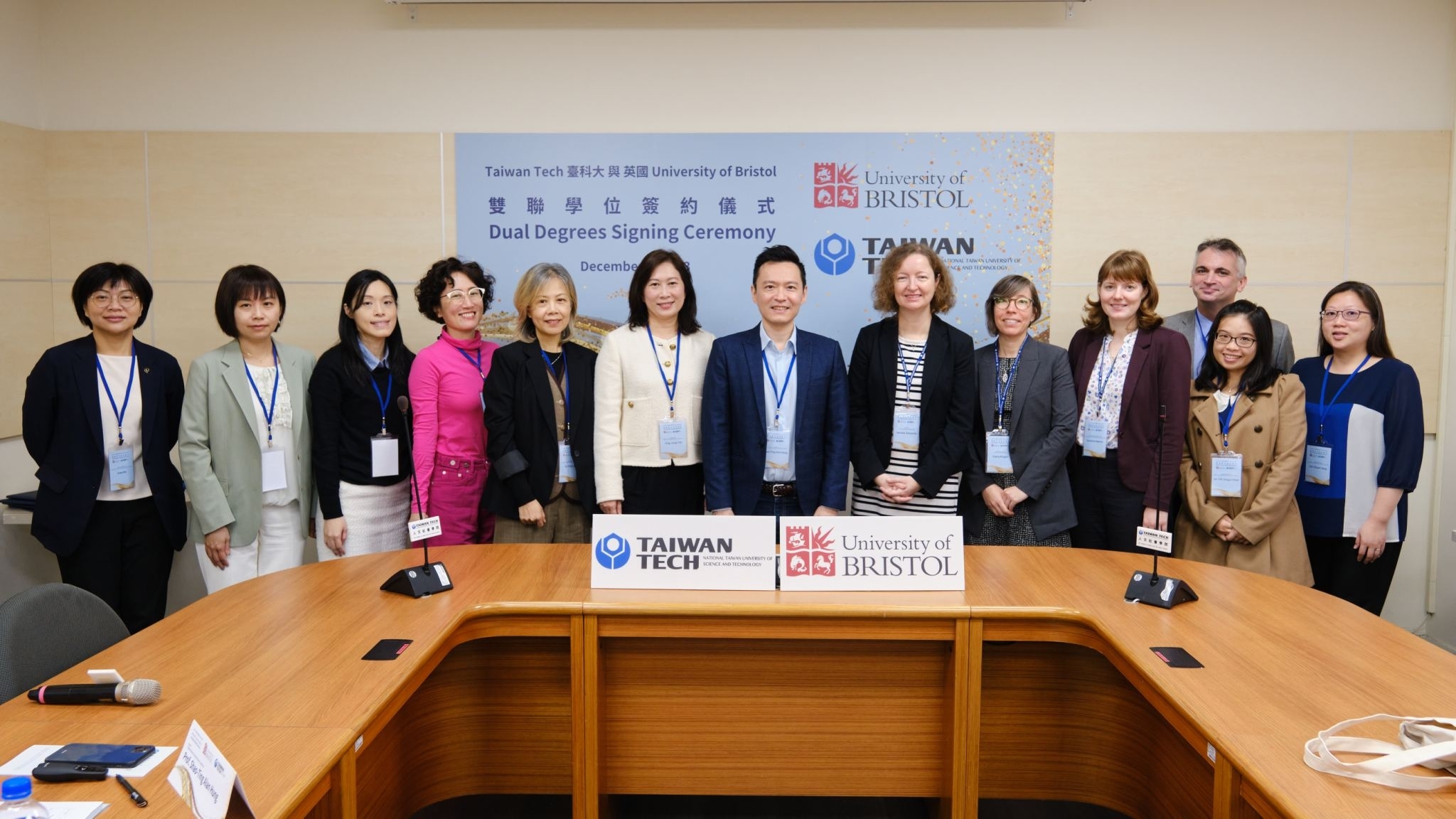 A group photo was taken after the signing ceremony.