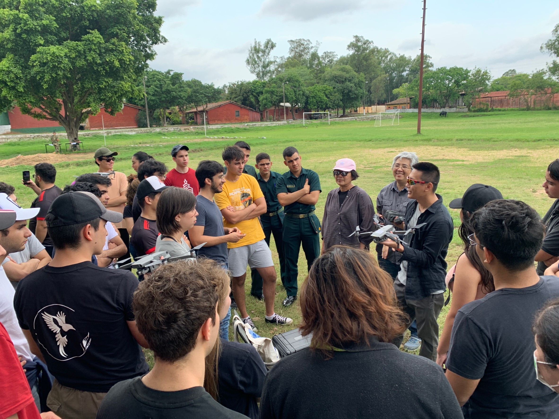 The project leader of our university's USR-Hub, Associate Professor Tsai Hsin-Chun, guided students from the Taiwan-Paraguay Polytechnic University to use drones to record the living environment of communities along the riverside of Asunción's Old Town.