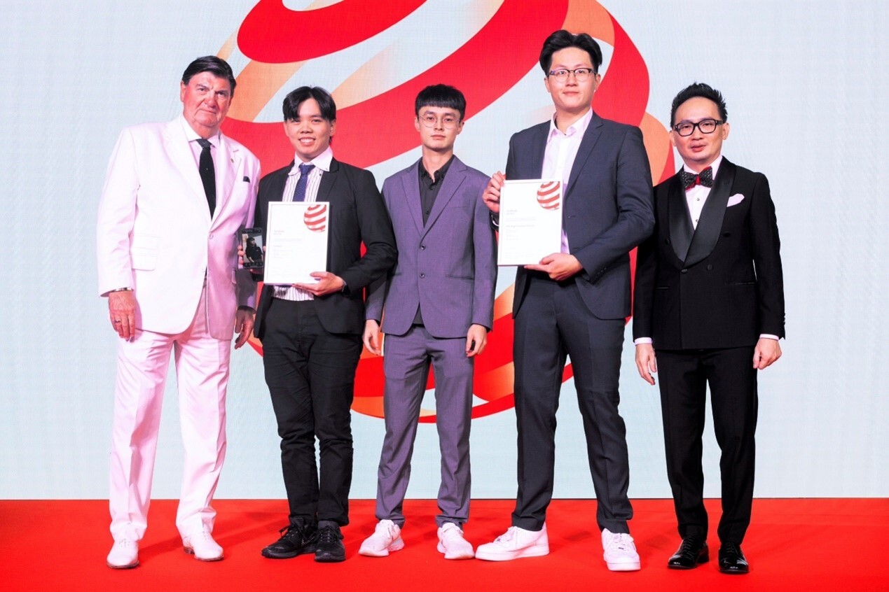 Students from the Department of Design, Yan-Chi Chang (second from the right) and Guan-Ming Yang (third from the right), have been recognized with the Red Dot Design Award for their creation, the “RTV-Rapid Treatment Vehicle”.