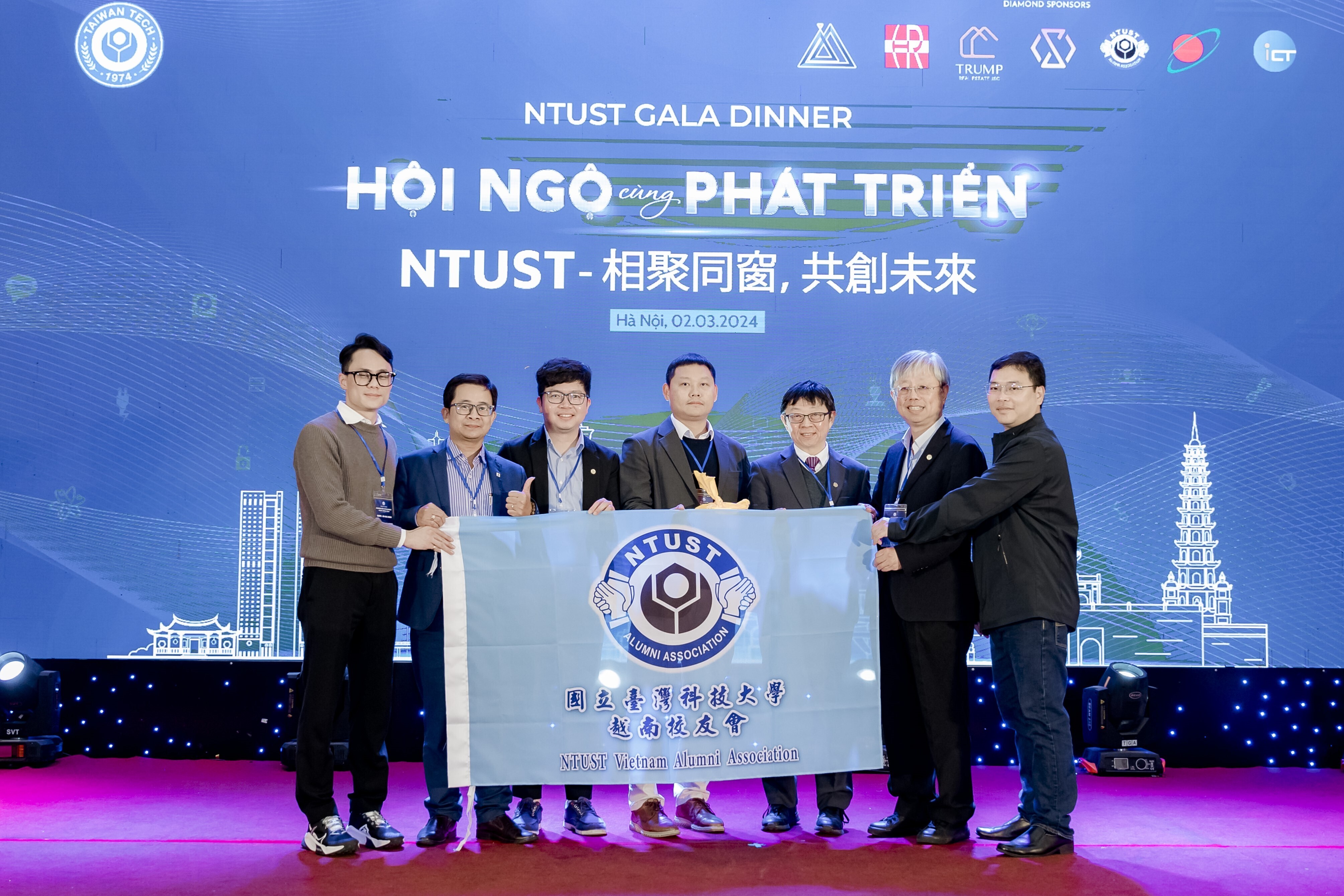 President Jia-Yush Yen (third from the right) and Chairman Jian-Wei Chen (second from the right) of the Alumni Association officially handed over the flag to the Vietnamese Alumni Association.