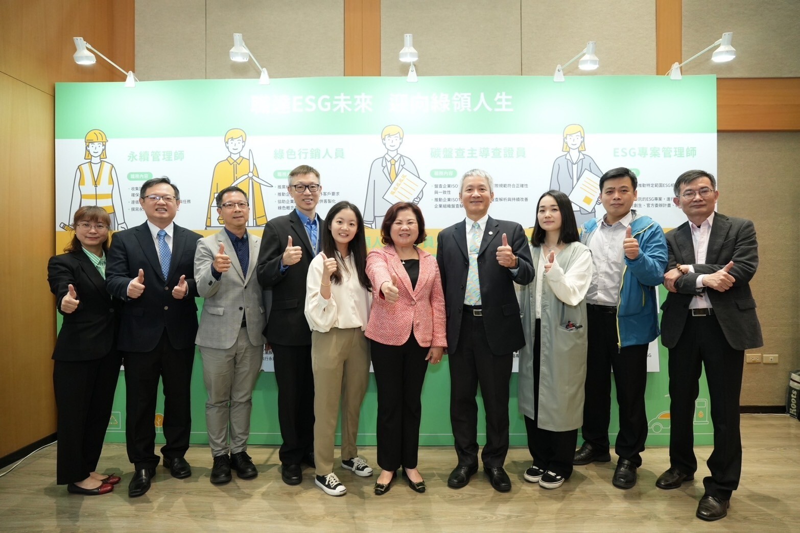 During the second half of last year, the Northern Branch of the Ministry of Labor had already piloted a training program for the first batch of talents. The image shows the successful employment of these trainees, taking a group photo with the Minister of Labor, the Director-General of the Labor Development Bureau, and the Director of the Northern Branch.