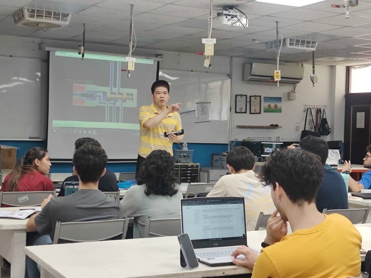 Professor Zhi-Hui Li from the Department of Mechanical Engineering at Hwa Hsia University of Technology explains the basic theory of pneumatic components.