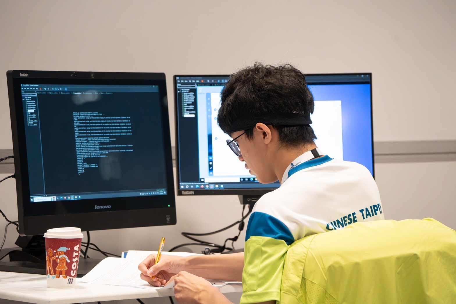 Hong-Xiang Xue, a student without a declared major, mentioned that in the Information and Network Technology category, each stage of the competition required maintaining focus for a lengthy period of 5 hours. The rigorous training beforehand paid off as he secured the silver medal at the WorldSkills Asia Competition.