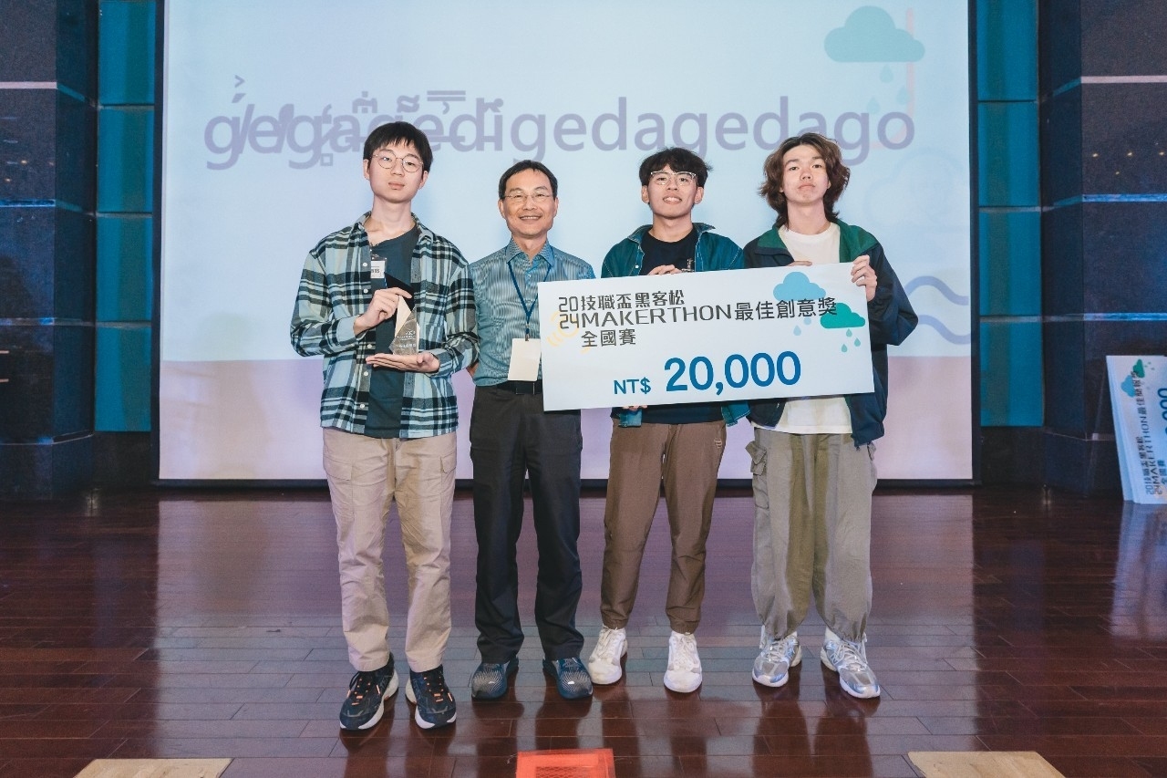 Rui-Ming Yao (first from left), Dong-Yan Zhuang (first from right), from the Department of Computer Science and Information Engineering, and Ding-Xu Wu (second from right) from the Department of Electrical Engineering created the “Solar-powered Garbage Recycling Truck”, winning the Best Creativity Award.