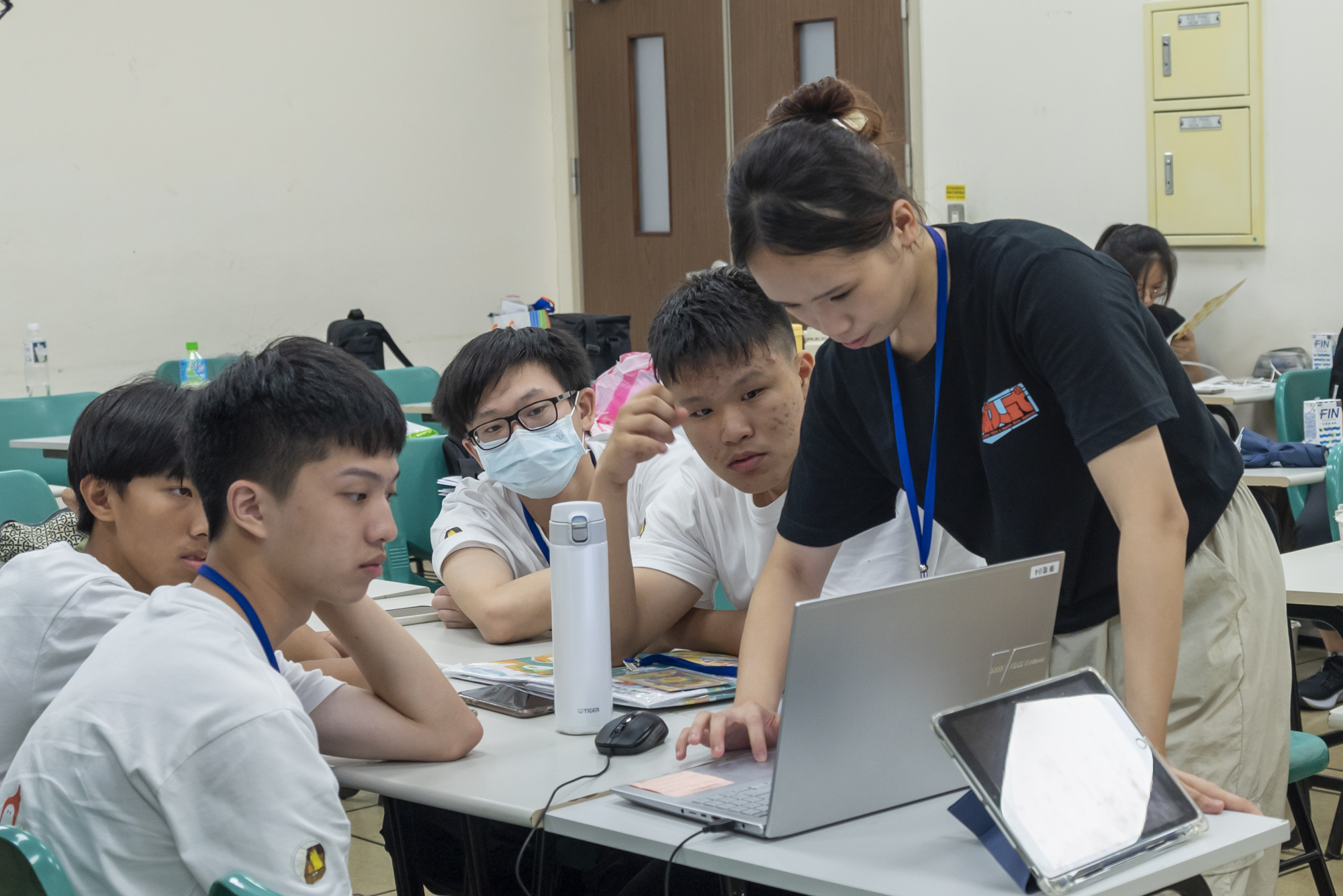 Taiwan Tech students served as teaching assistants, guiding participants in exploring technology and discussing proposals.