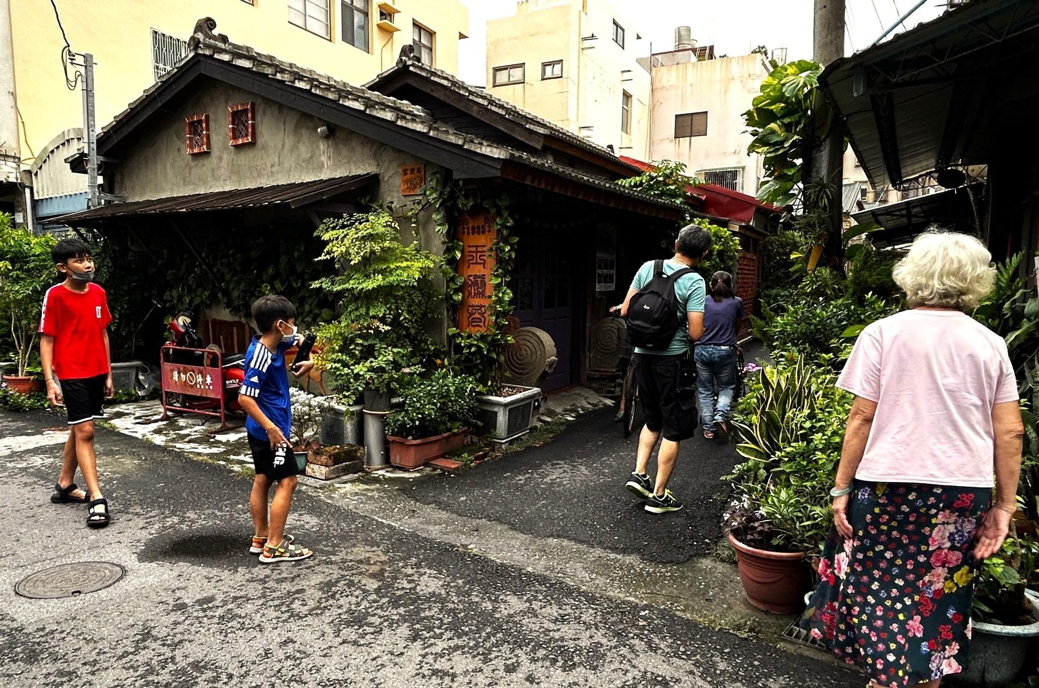 In “Reunion in Puzi Streets”, players immerse themselves in the streets and alleys, interacting with elders and shop owners.