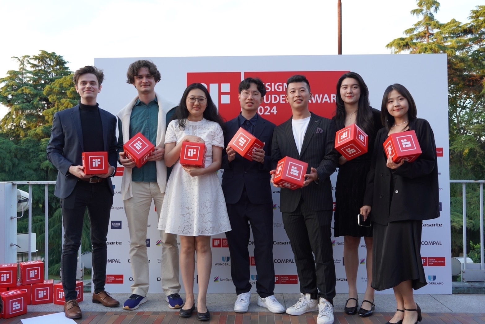 Taiwan Tech students Tzu-Chien Liu (center), Chia-Wei Lin (third from right), and Yan Zhang (second from right) took a group photo with other award-winning students."