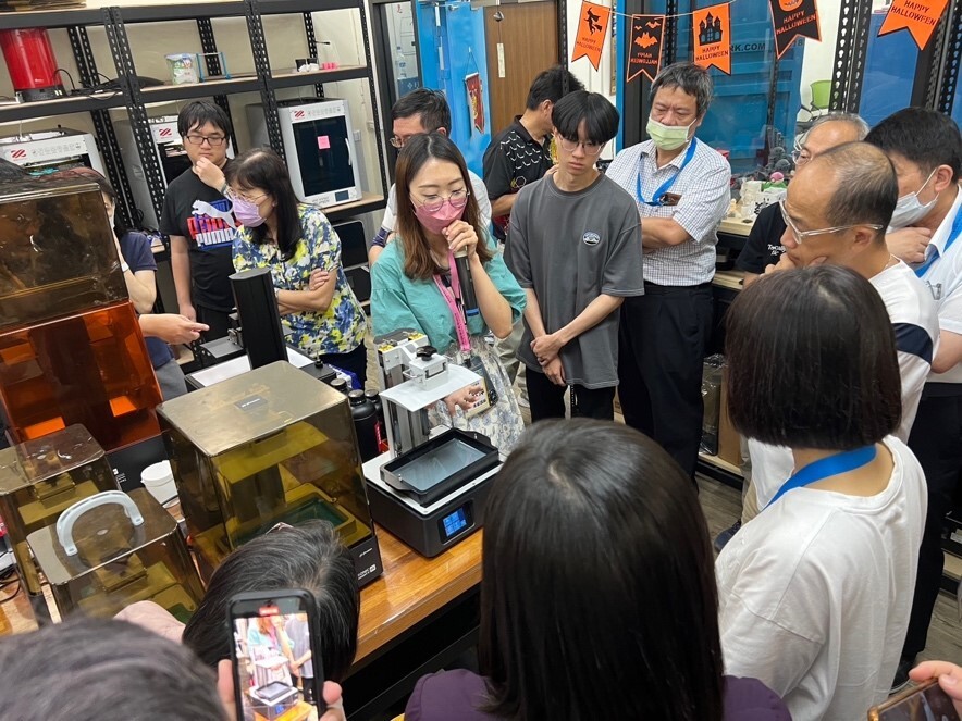 Professor Xing-Ping Huang (center) of Taiwan Tech demonstrates equipment operation.