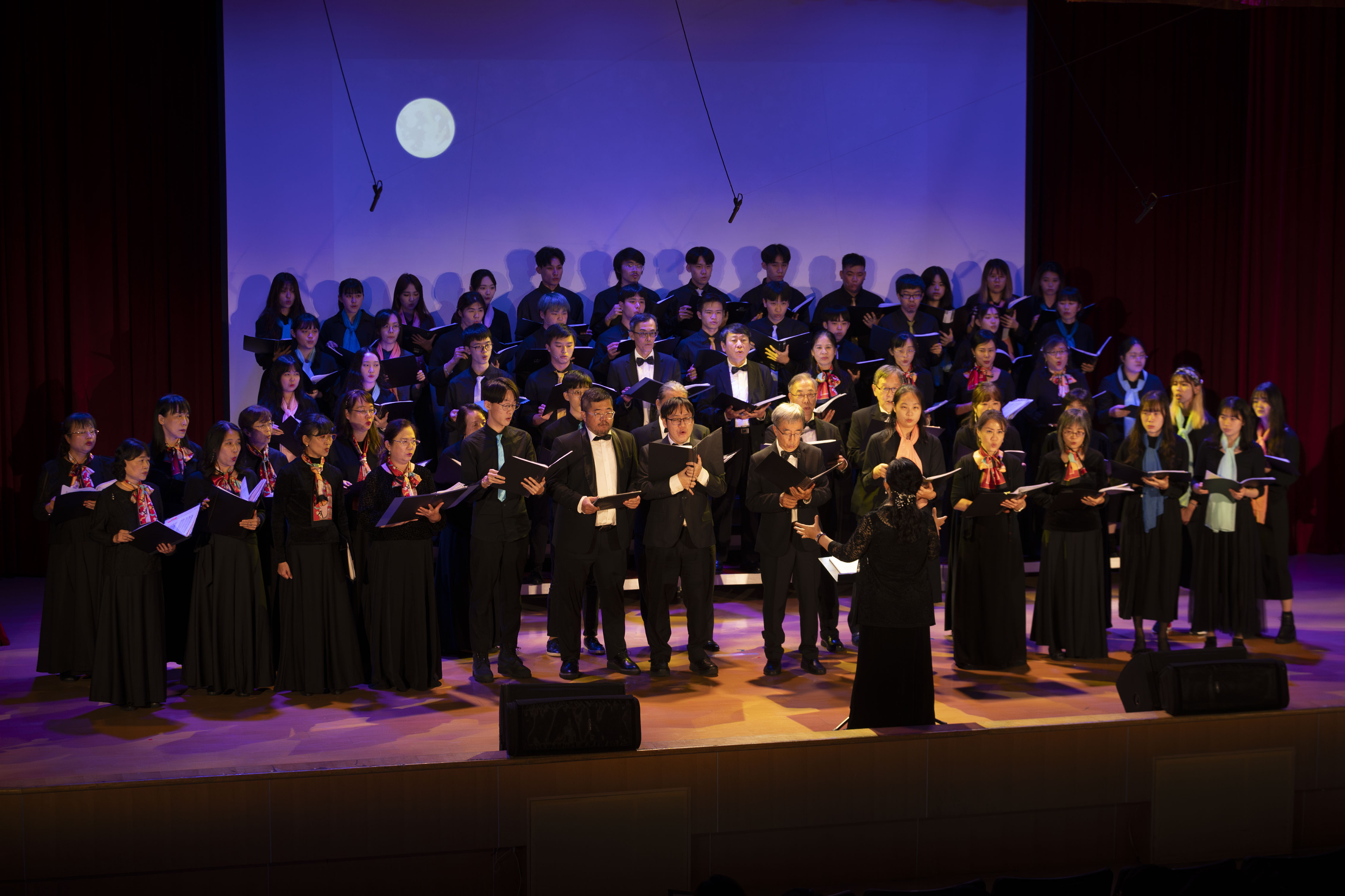 Yun-Chung Chamber Choir and students from “Vibrant Chorus” performed “Baba Yetu” together.