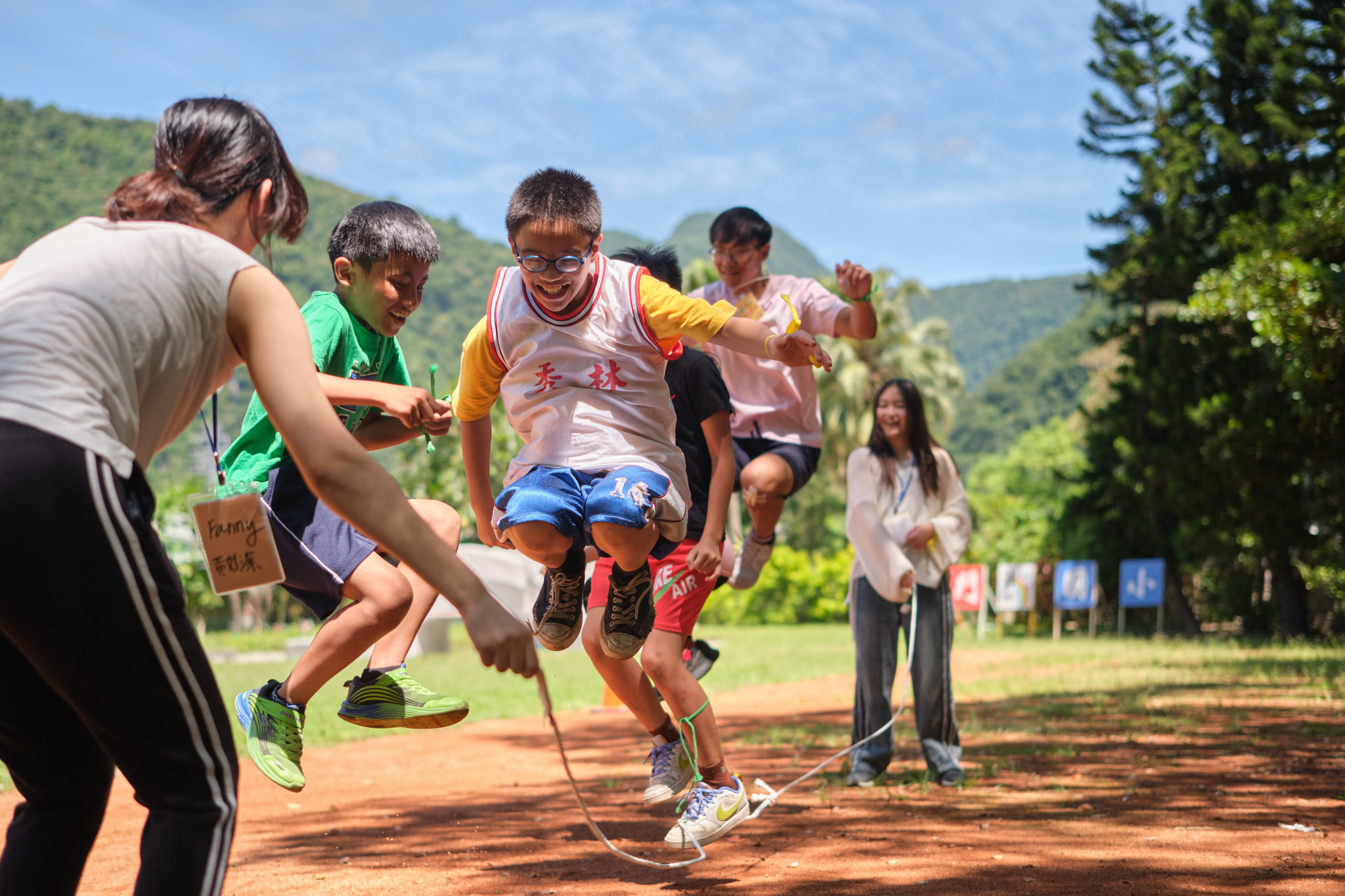 In the 2023 Tongmen Elementary School summer camp, Yu-Jie Huang participated in the sports day with the children.