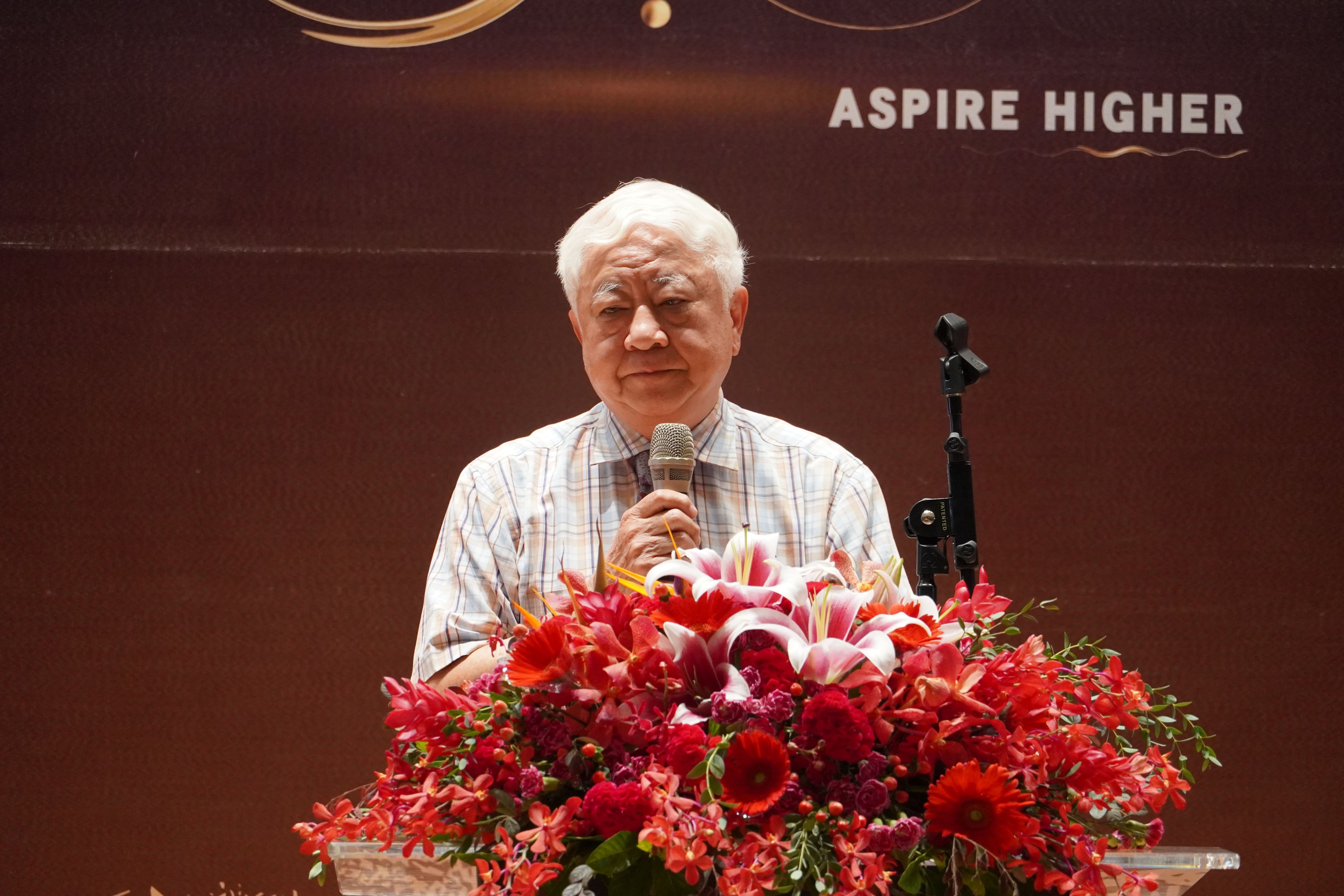 The chairman of Huaxia University of Science and Technology, San-Qi Liu, delivered a speech.