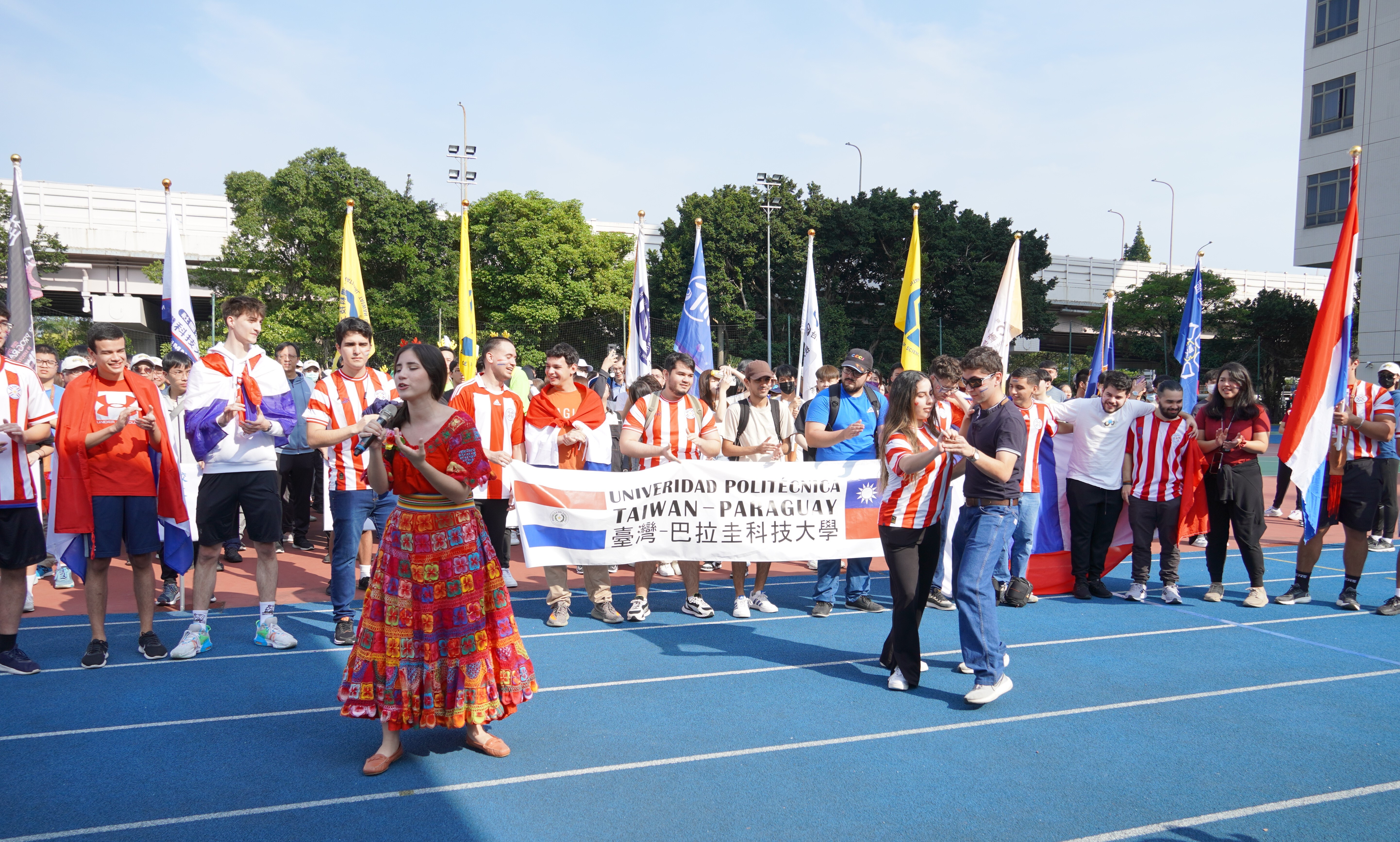 Exchange students from Taiwan-Paraguay Polytechnic University participated for the first time in a creative performance, with Paraguayan student Yanina Guillen singing the Spanish song "Paraguaya Linda" while her Paraguayan classmates danced alongside her.