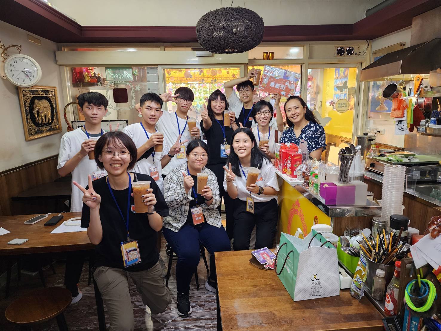 Professor Mei-Fang Shih from the Center for General Education led students to explore Huaxin Street, delving into local culture through its distinctive cuisine.