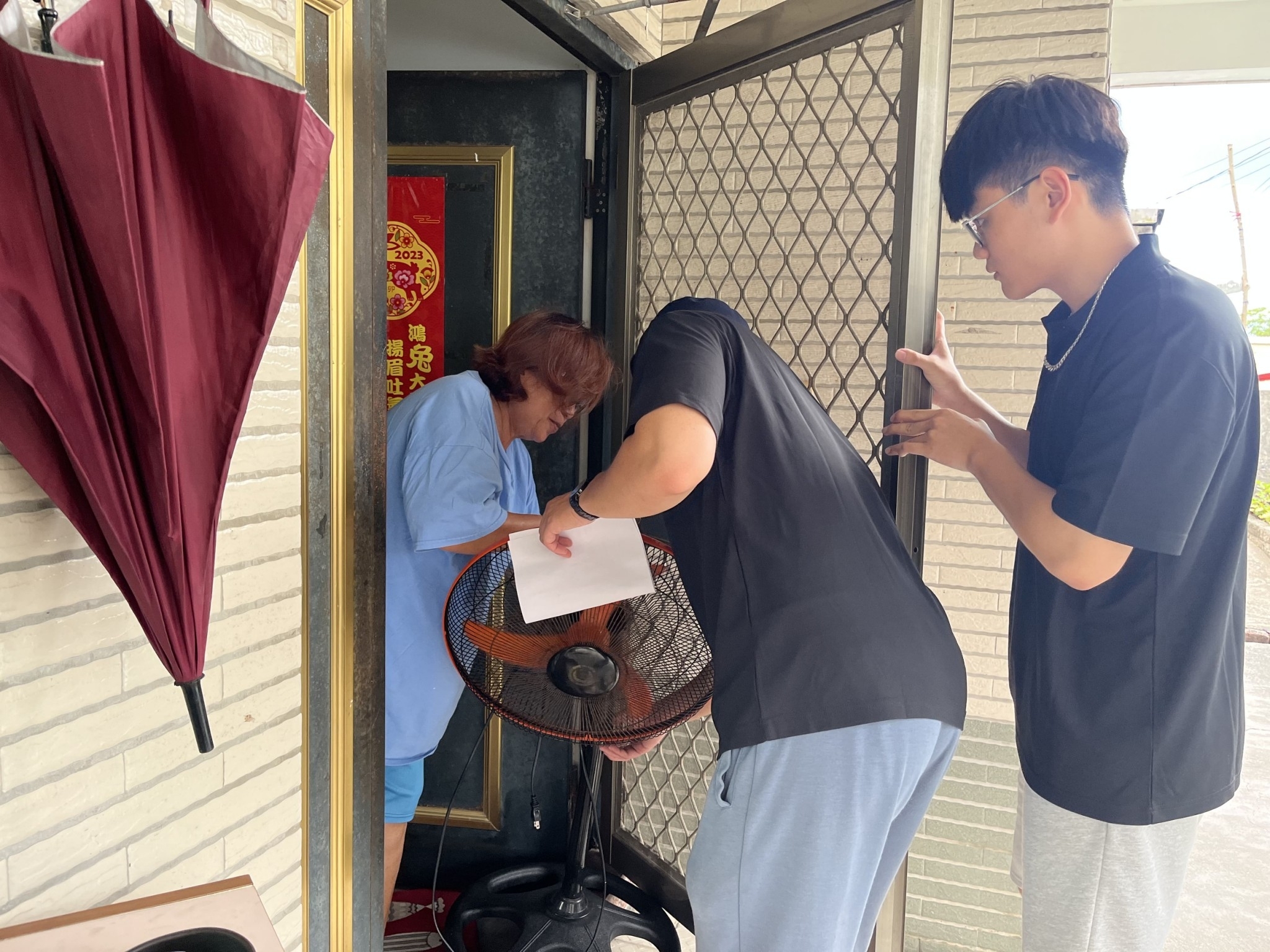 Taiwan Tech students assisted the residents of the Dongyue Tribe in Yilan in repairing damaged electrical appliances.