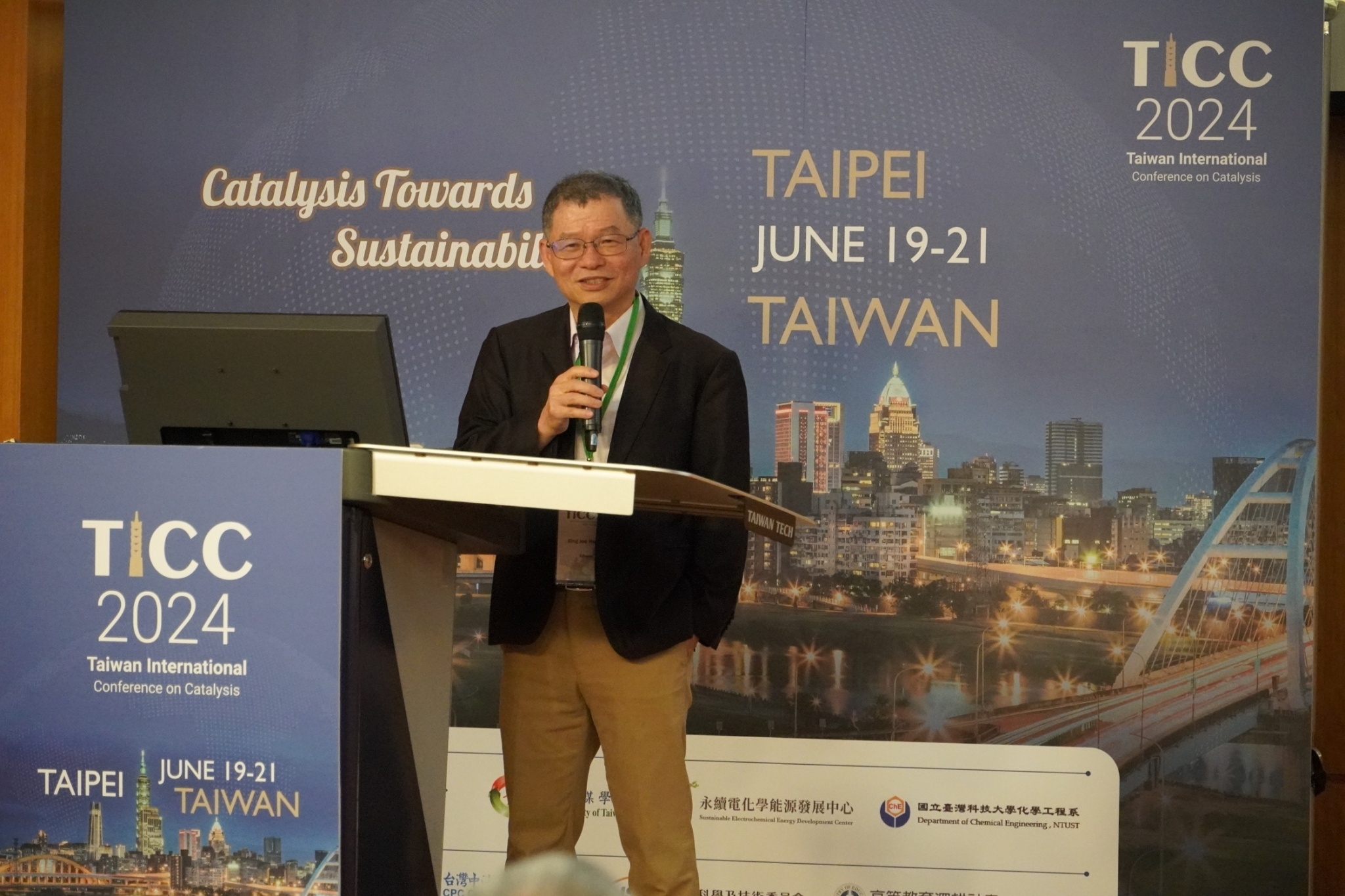 Chairman of the conference, National Chair Professor Bing-Joe Huang delivered a speech.