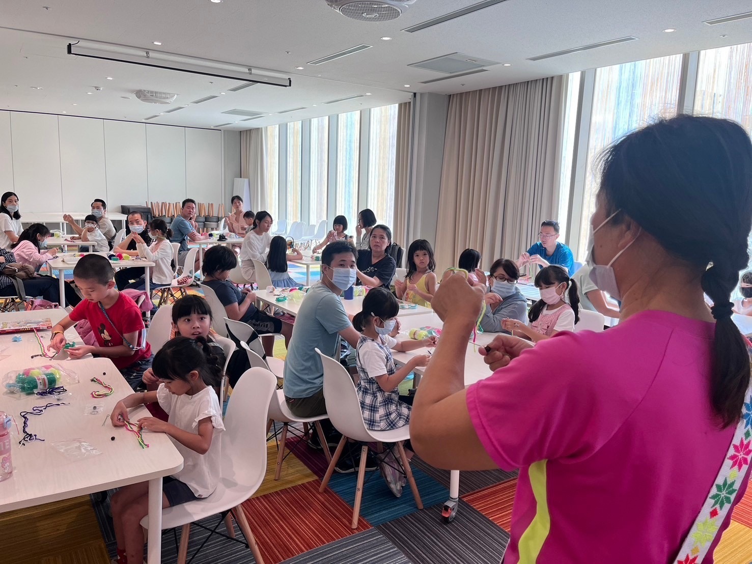 Moments from the Amis-themed parent-child craft workshop take place during the class. 