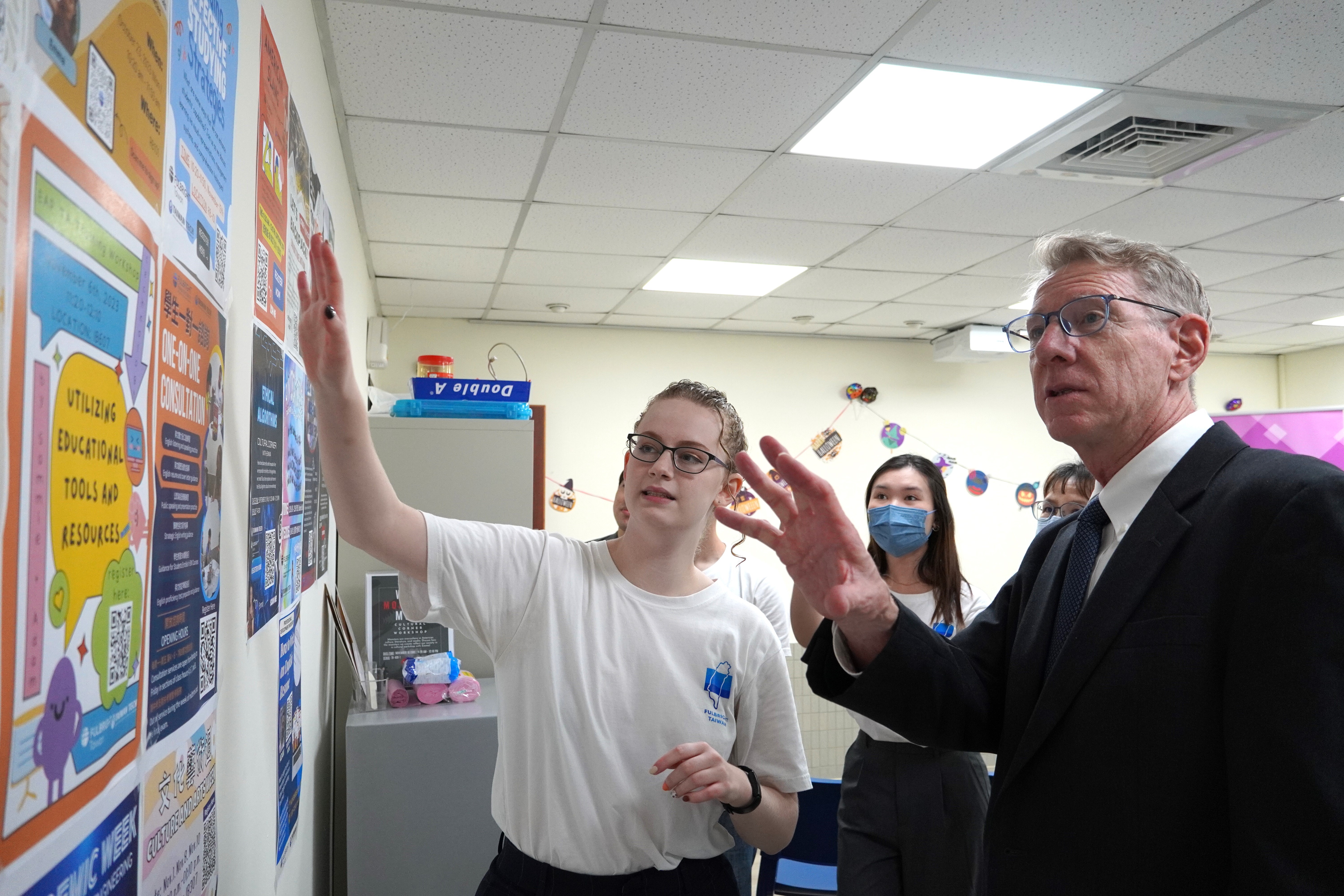 EMI Teaching Support Team Office Teaching Assistant Emma and Dr. Randall Nadeau, CEO of the Academic Exchange Fund, introduced Taiwan Tech's EMI teacher capacity-building seminars and student English tutoring activities.