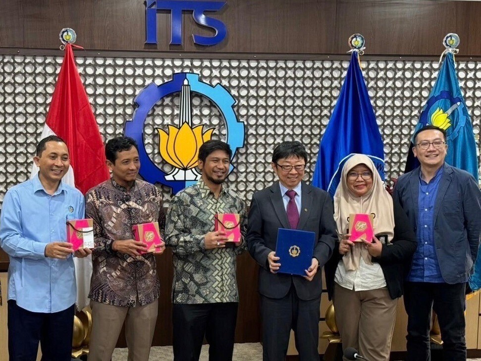 The President of Taiwan Tech Jia-Yush Yen (third from the right) visited Sepuluh Nopember Institute of Technology in Indonesia, where several Taiwan Tech alumni hold key positions. Prof. Setiyo Gunawan, the first Indonesian student to attend Taiwan Tech in 2004, now serves as the Director of the Halal Center at Sepuluh Nopember Institute of Technology (first from the left). Additionally, Dr. Fadlilatul Taufany serves as the Research and Development Director (third from the left), and Dr. Nani Kurniati serves as the Vice-Chair of the Department of Industrial Management (second from the right).