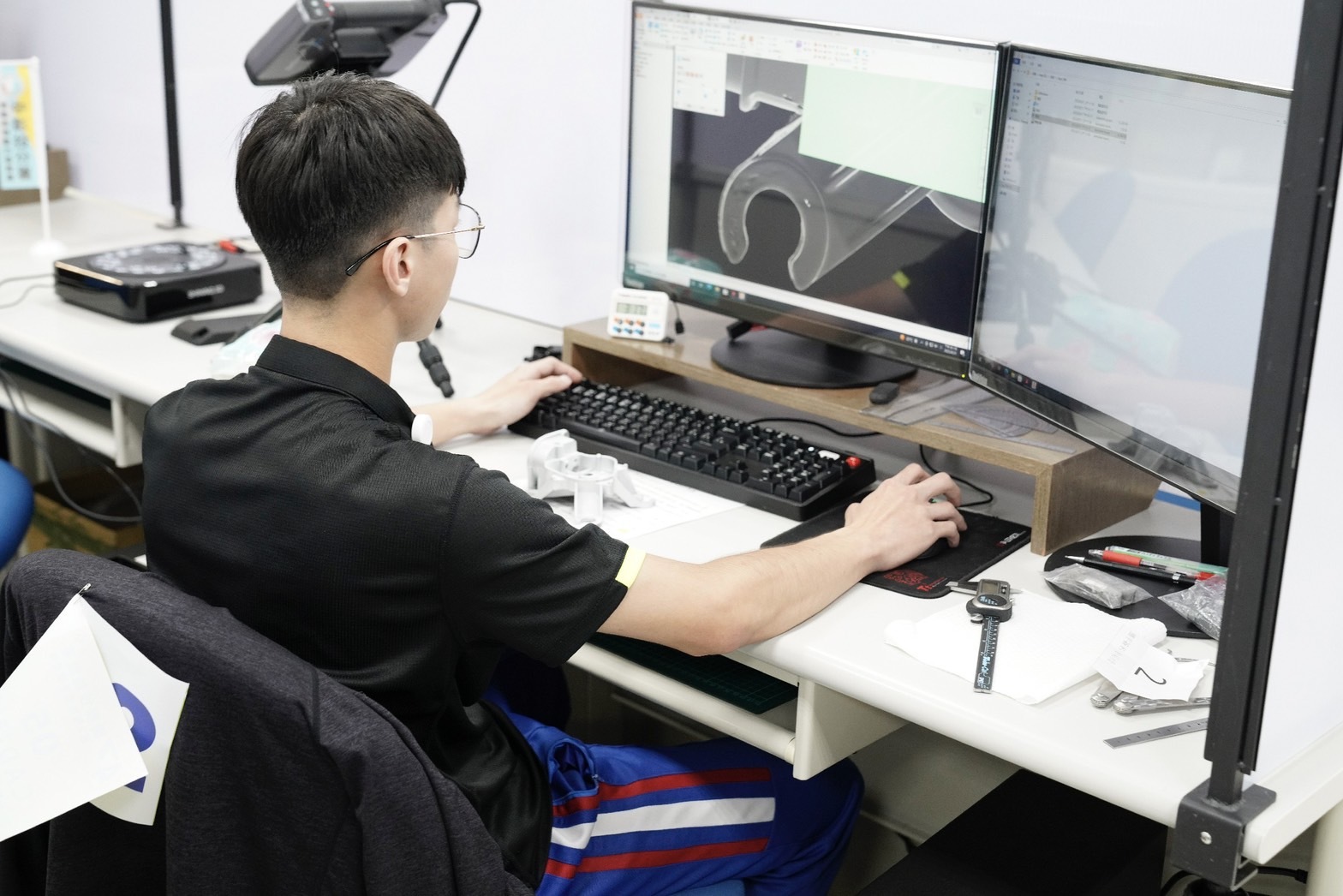 Liu Guan-Wei from Taiwan Tech's Department of Mechanical Engineering utilizes CAD software to design 3D engineering drawings.