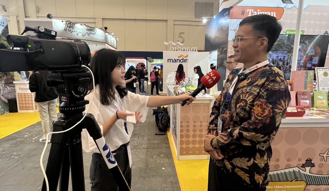 Interviewing the Director of the Taiwan Tourism Bureau's Kuala Lumpur Office at the Taiwan booth during the travel exhibition in Indonesia.