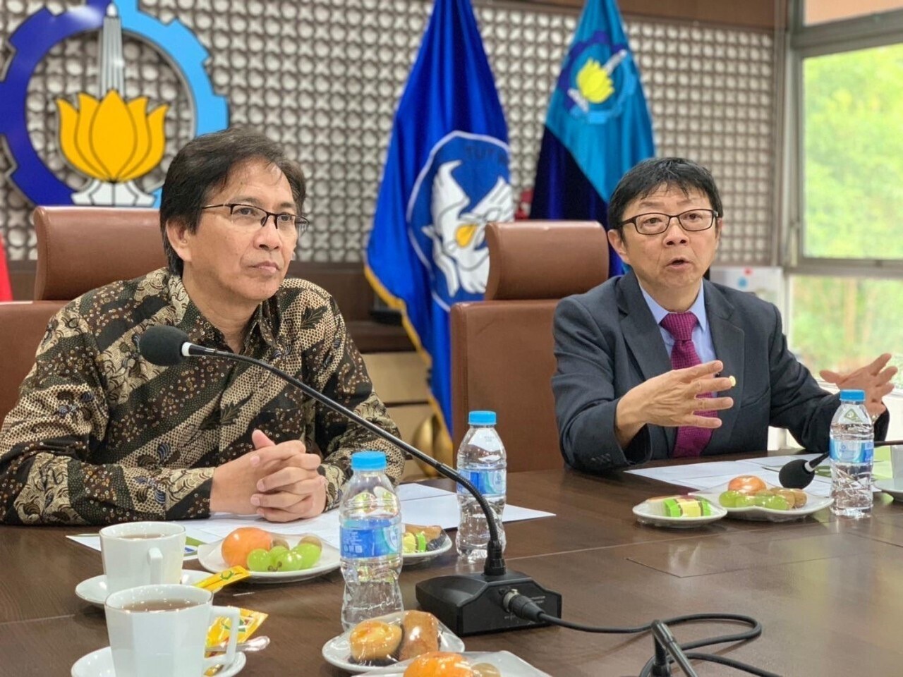 The President of Taiwan Tech Jia-Yush Yen (on the right) and Prof. Dr. Ir. Mochamad Ashari, M.Eng., the President of Sepuluh Nopember Institute of Technology in Indonesia (on the left), reviewed the developments of both institutions over the past 20 years and discussed future directions for collaboration.