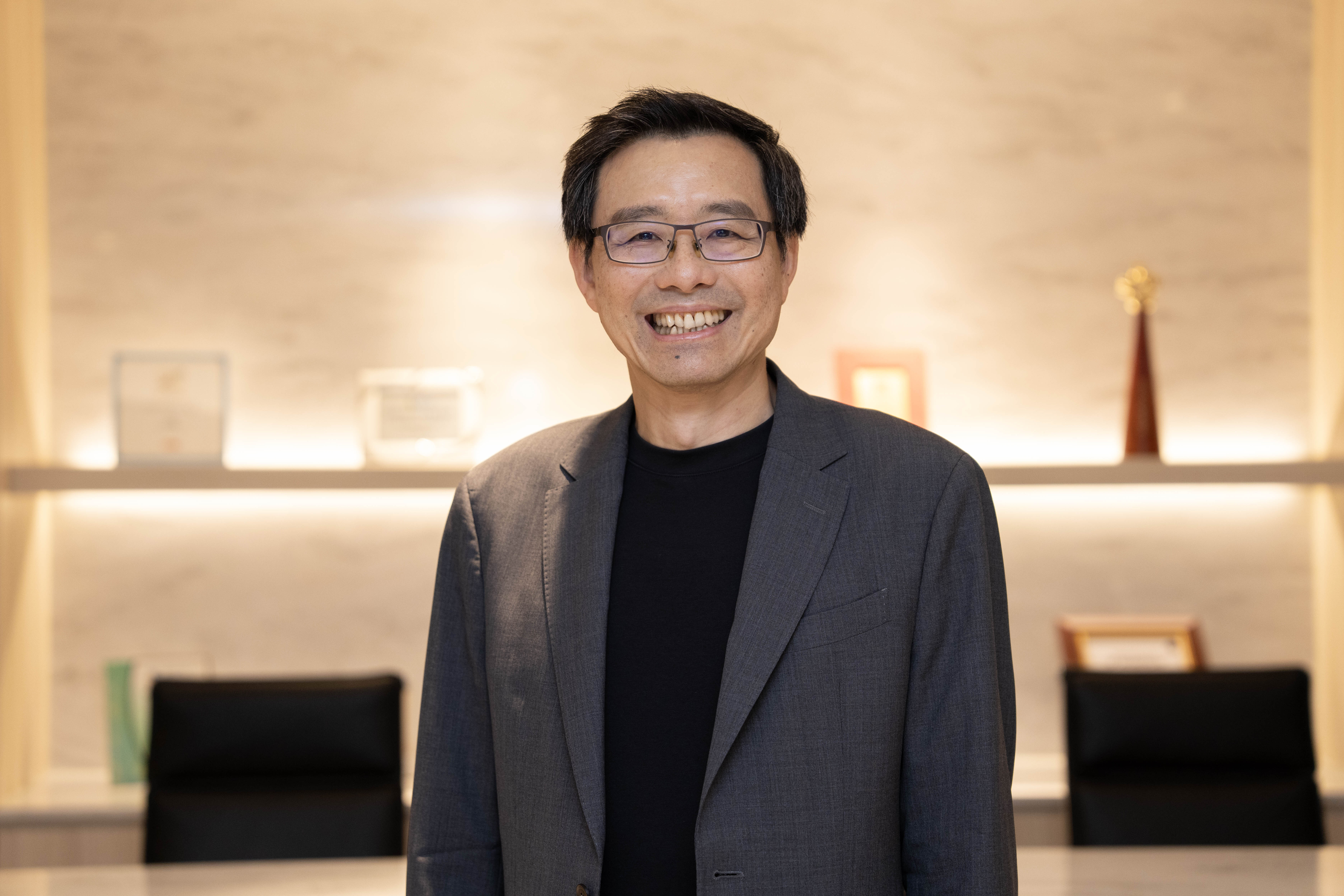 Exclusive Interview with Taiwan Tech Alumni Service Team: 2023 Distinguished Alumnus - ASUS Co-CEO Sian-Yue Hsu (Graduated from the Department of Electronic Engineering in 1979).