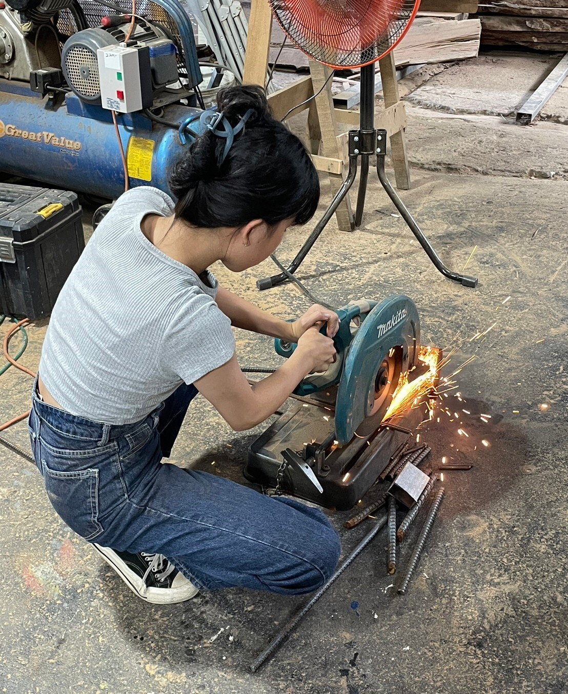 Hung-Ling Chen adeptly utilized machinery to cut the reinforced steel bars.