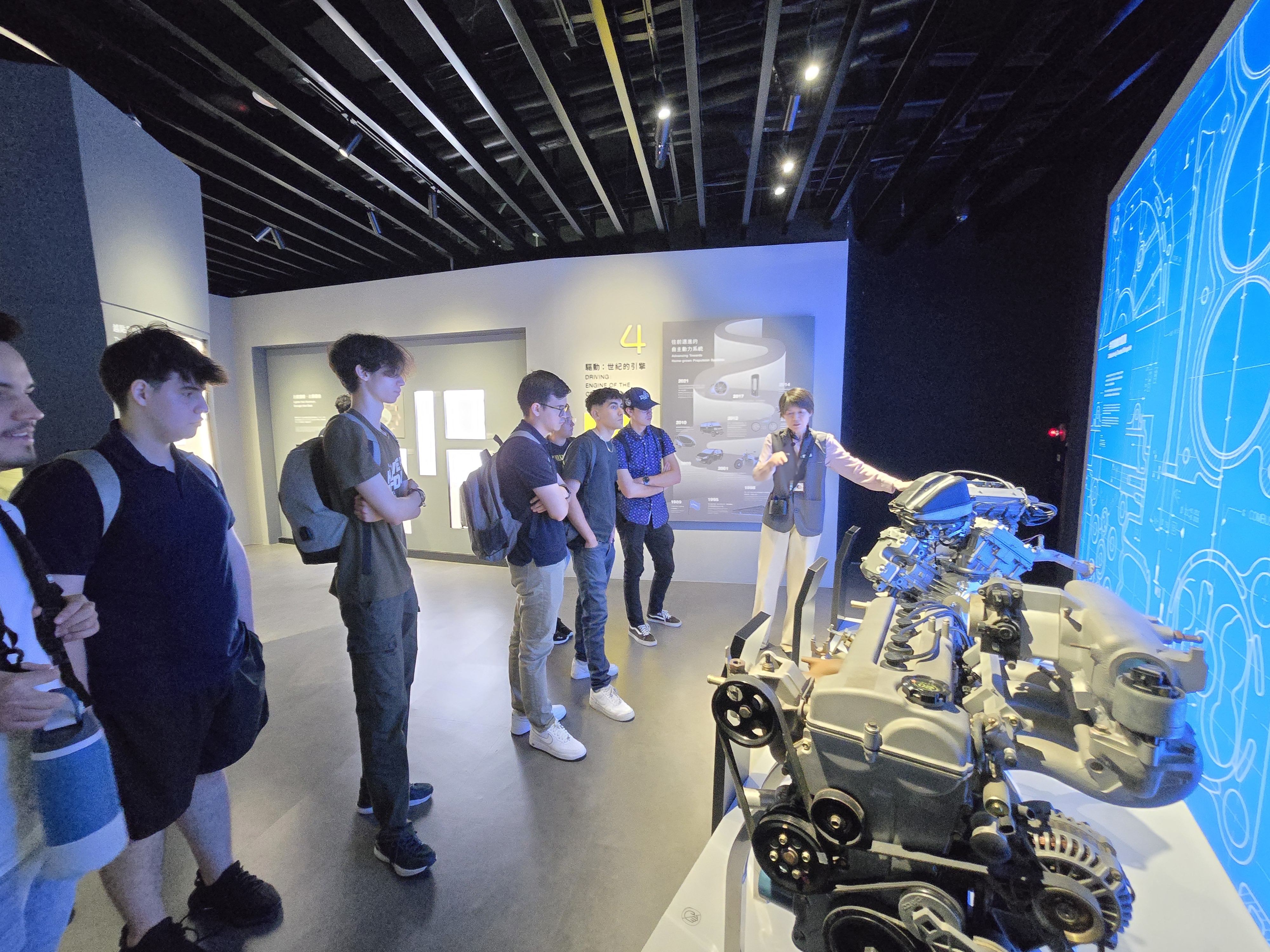 Paraguayan students visited and listened to the development of Taiwan's engine technology.