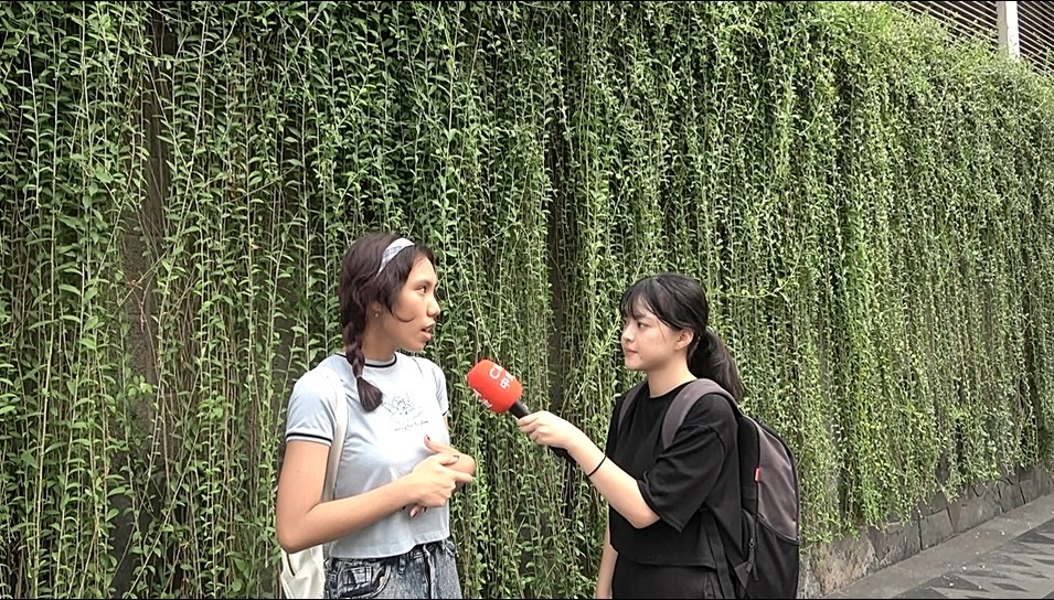 Ying-Shan Huang (right) conducted interviews with Indonesian citizens about air pollution.