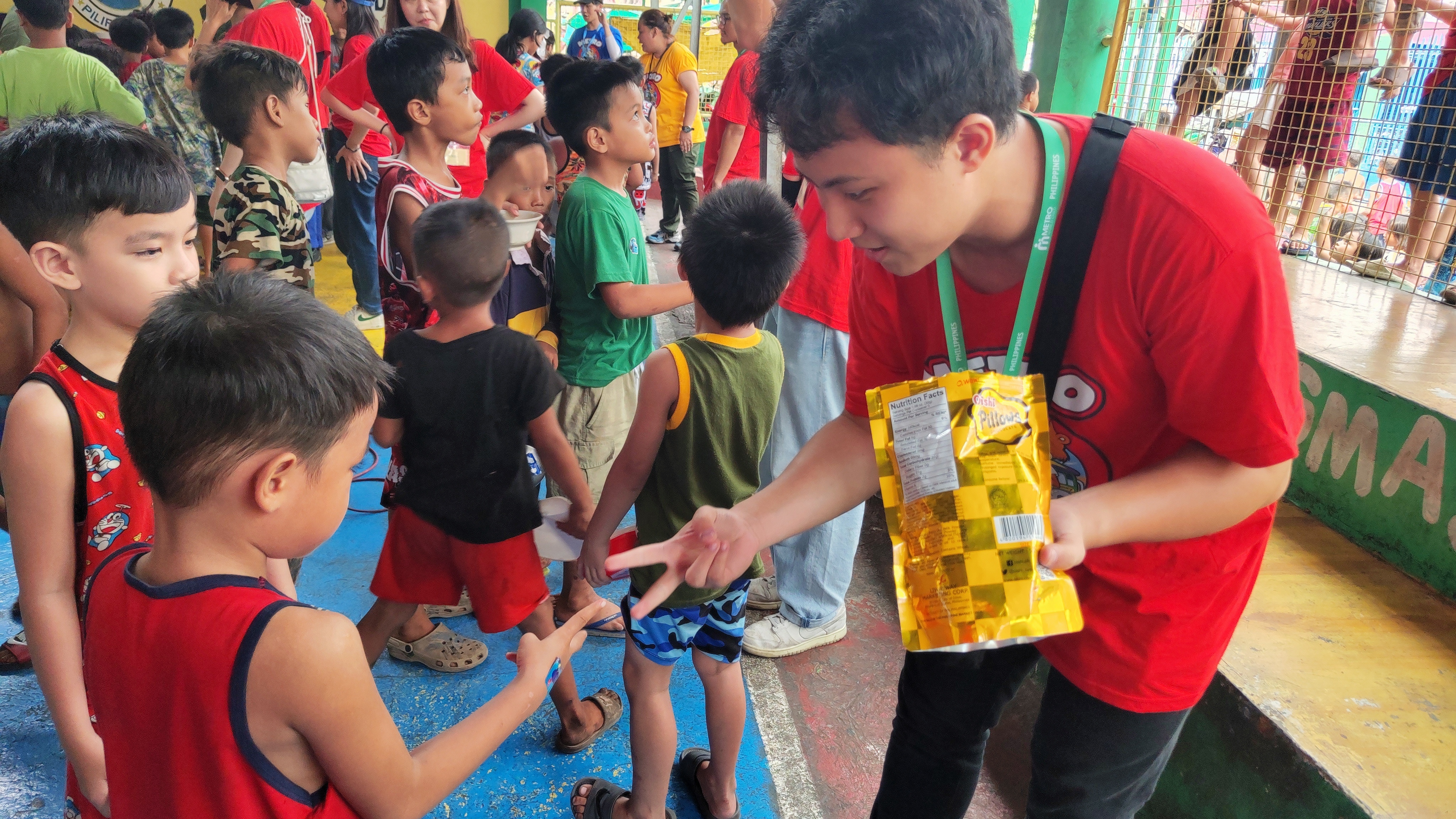 Students from New Taipei San-Chung Commercial and Industrial Vocational High School interacted with the children through games like rock-paper-scissors.