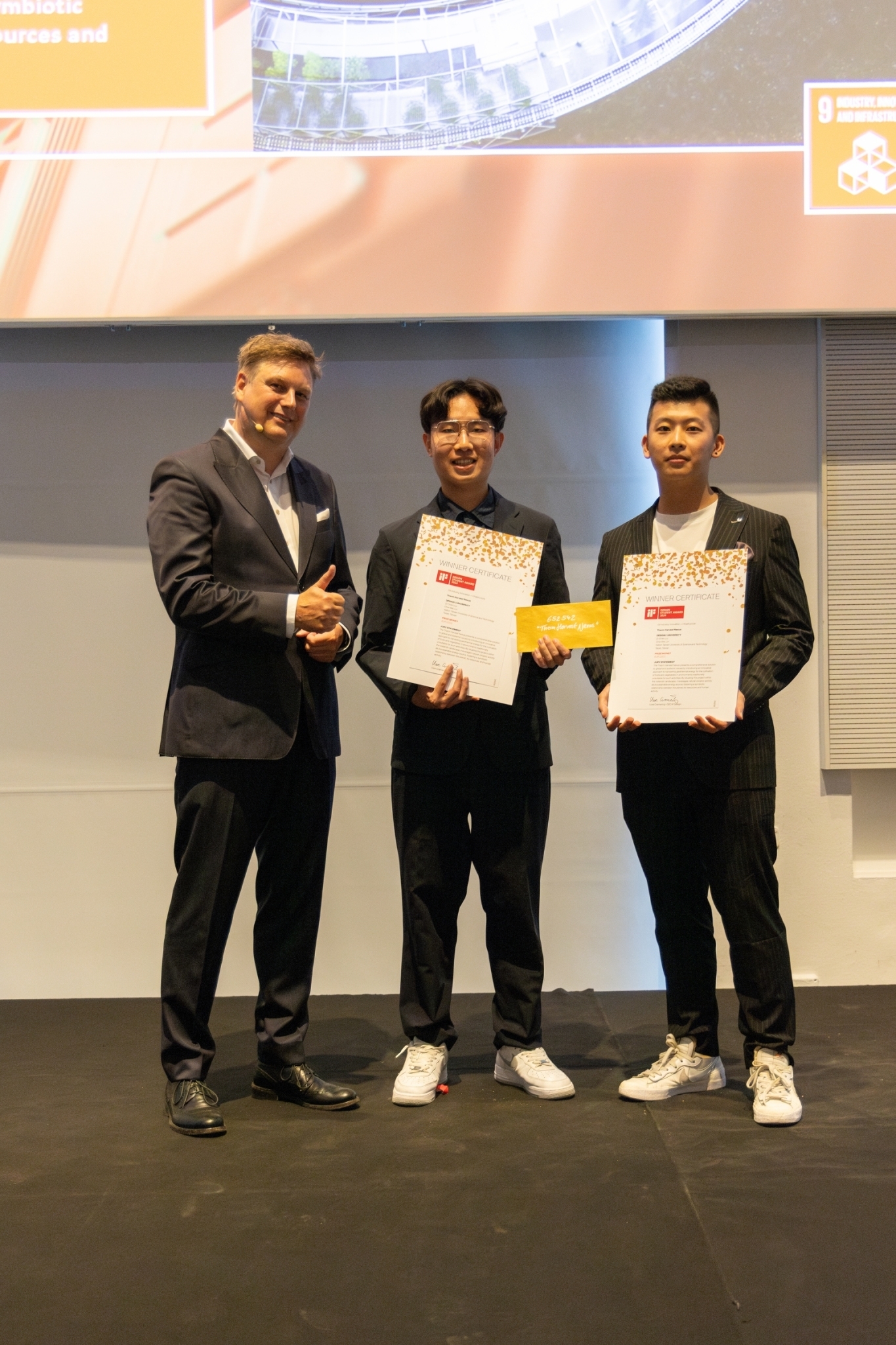 Students from the Department of Design of Taiwan Tech Chia-Wei Lin (right) and Tzu-Chien Liu (center) traveled to Milan to receive the 2024 German iF Student Design Award and took a photo with iF CEO Uwe Cremering (left).