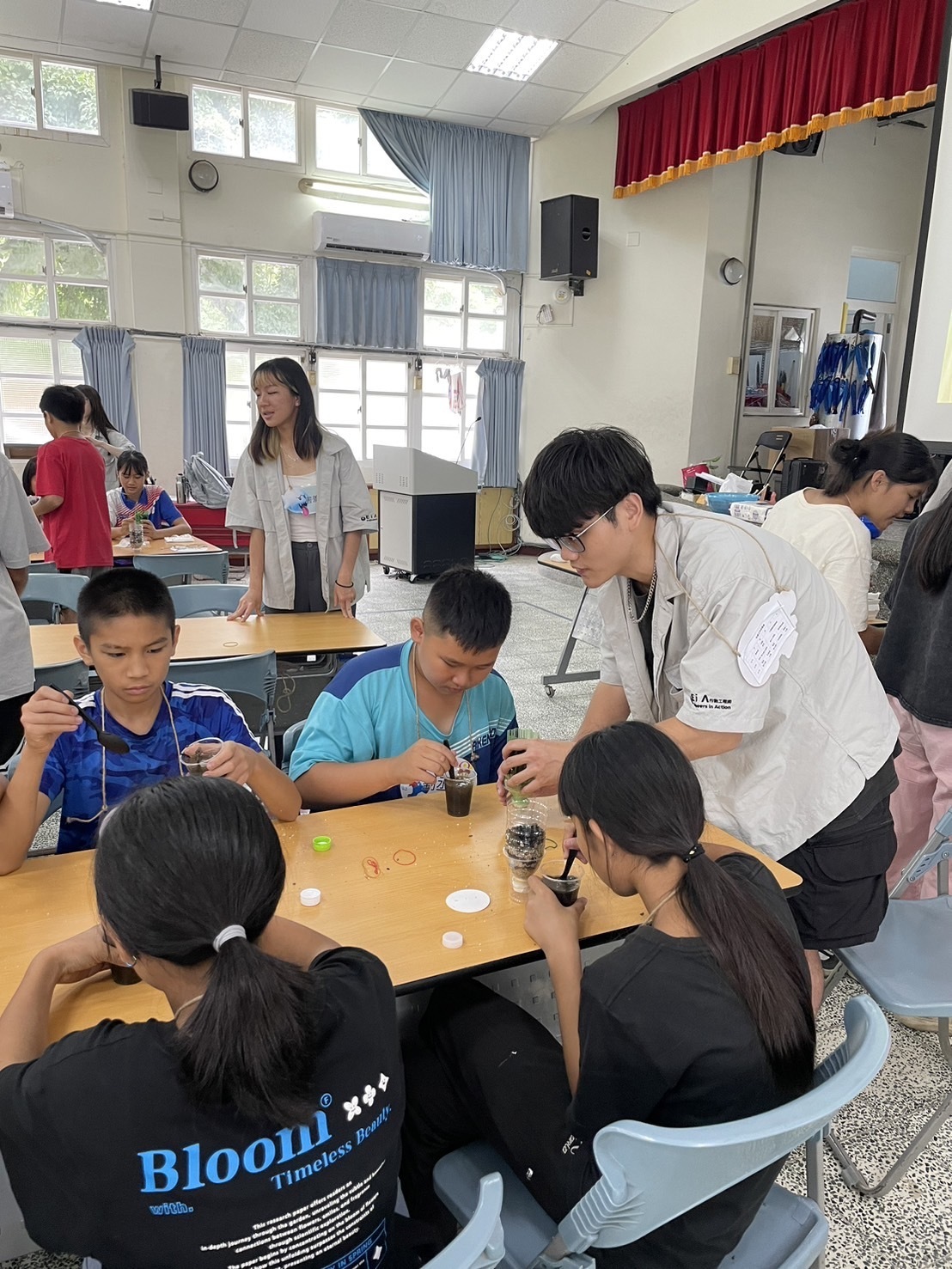 Taiwan Tech mobile engineers patiently taught local students in Dong'ao how to make water filters.