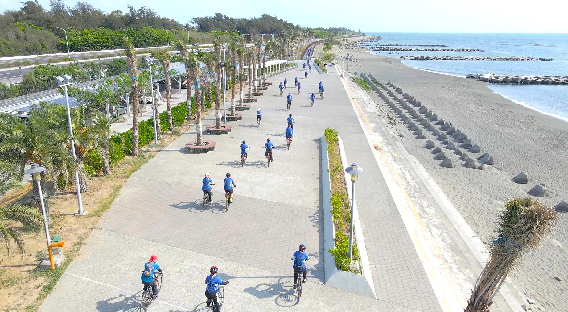 The team rode through the Golden Coast of Tainan, capturing the “Taiwan Tech Riding Trails” with a drone.