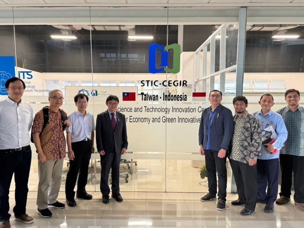 The delegation from Taiwan Tech took a group photo at the "Taiwan-Indonesia Science and Technology Innovation Center for Circular Economy and Green Innovative Resources."