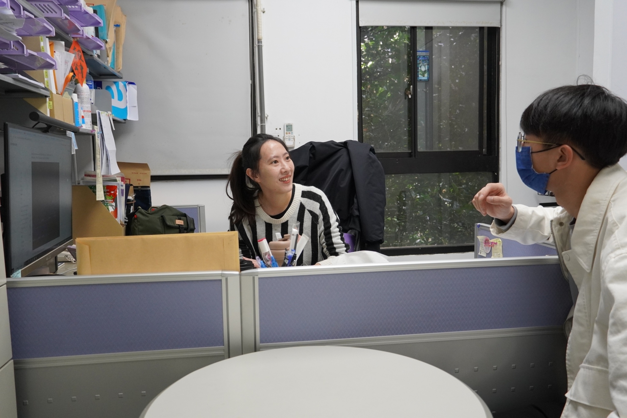 Professor Shao-Yun Fang (left) from the Department of Electrical Engineering at Taiwan Tech enjoys teaching. The picture shows that she was discussing a student's (right) thesis.