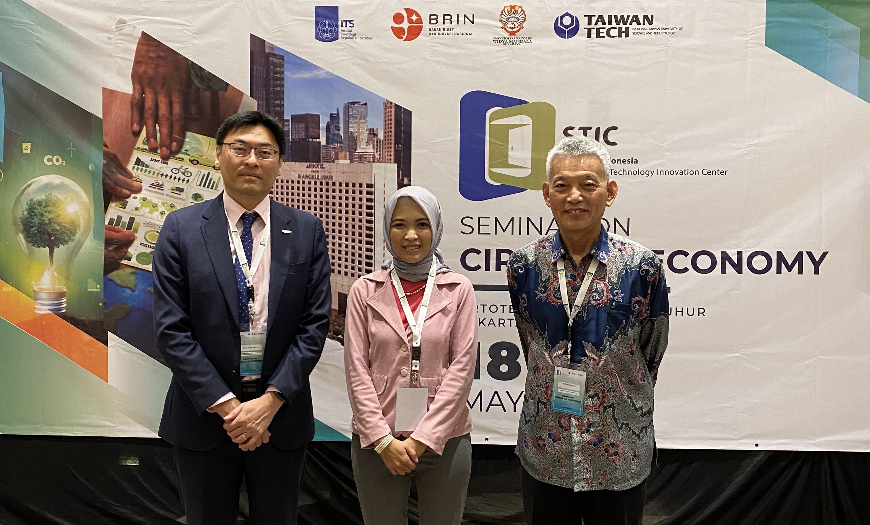 Dr. Ho Lin, Head of the Science and Technology Division at the Taipei Economic and Cultural Office in Australia (left), Dr. Ajeng, Director of Research and Innovation Funding at Indonesia's National Research and Innovation Agency (BRIN) (center), and Taiwan Tech Vice President Dr. Jhy-Chern Liu (right) take a group photo.