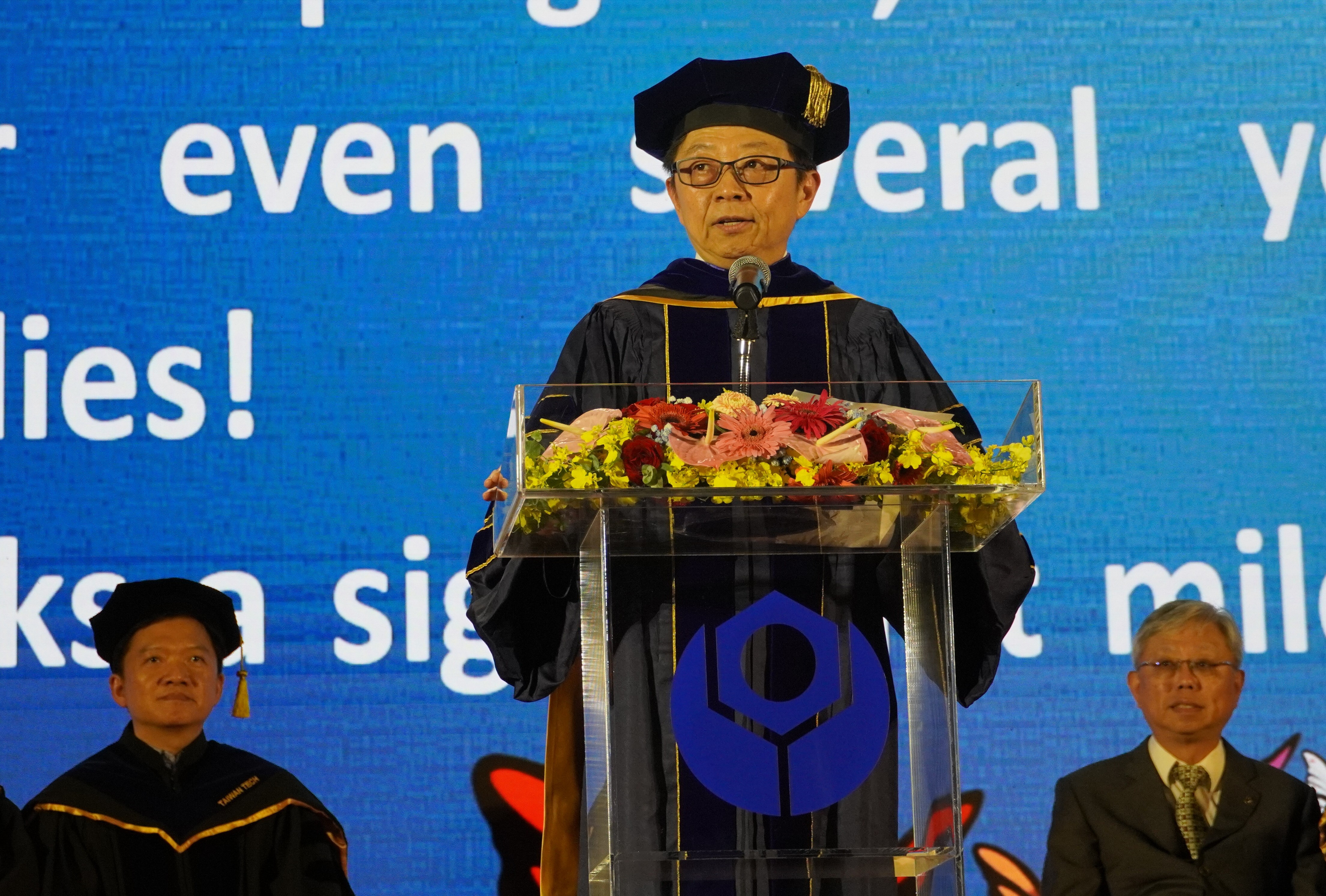 Taiwan Tech President Yan Chia-Yu delivers commencement speech.