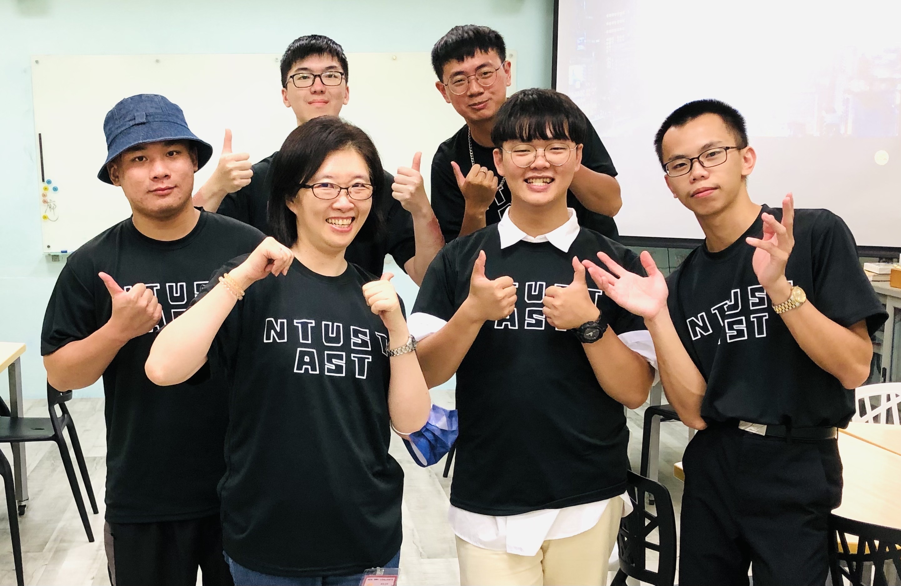 A group photo of the “Maker Spirit - Rural Outreach” USR volunteer team. In the front row, from the left are Assistant Professor Jia-Wen Hu from Taiwan Tech, student lecturers You-Hsuan Liao and Li-Qi Zhang from Bachelor Degree Program of Applied Science and Technology. In the back row, from left are teaching Assistants Kai-Xun Zhang, Qing-Feng Liu, and Bo-Wei Huang.