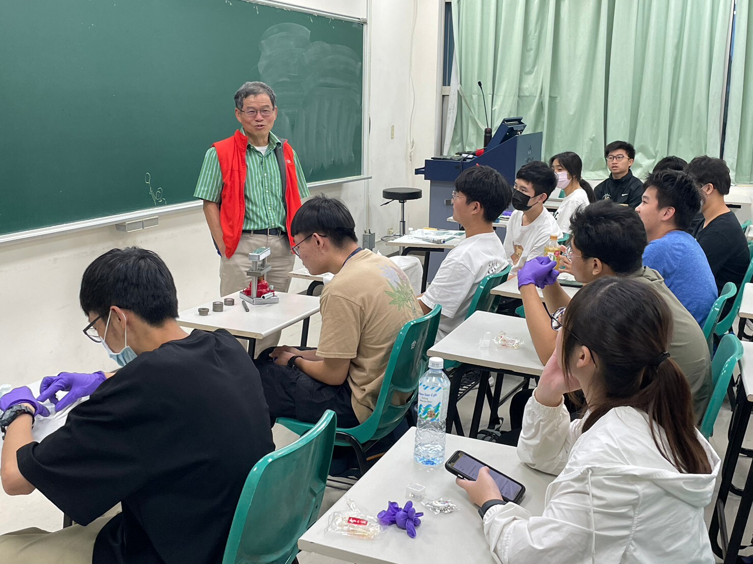 Professor Bing-Zhao Huang of the Sustainable Electrochemical Energy Development Center at Taiwan Tech believes that through these visiting activities, high school students can gain a better understanding of the industry and cultivate the next generation of research talents.