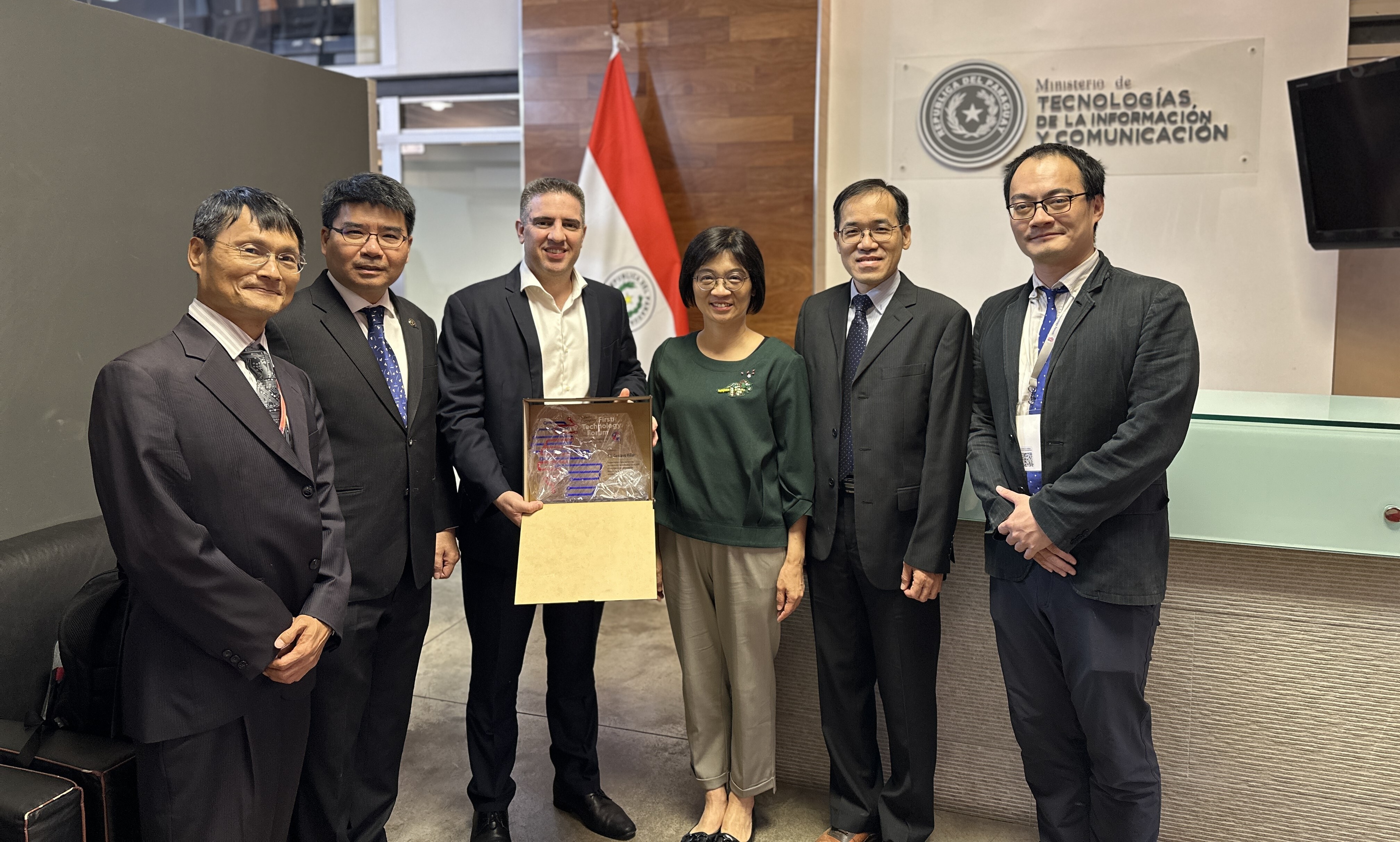 Vice President of NTU Liao Wan-Chun, Taiwan Tech’s Vice Dean of College of Electrical Engineering and Computer Science Wei-Chung Teng, Taiwan Tech’s Department of Electronics Professor Po-Ki Chen, Taiwan Tech’s Department of Computer Science and Information Engineering Professor Tai-Lin Chin, and Associate Professor Shang-Hsiang Shen met with Paraguay's Minister of Information and Communication Technologies Gustavo Villate. They discussed policies and technical experiences related to government digitalization and cybersecurity, laying the groundwork for potential future collaboration.