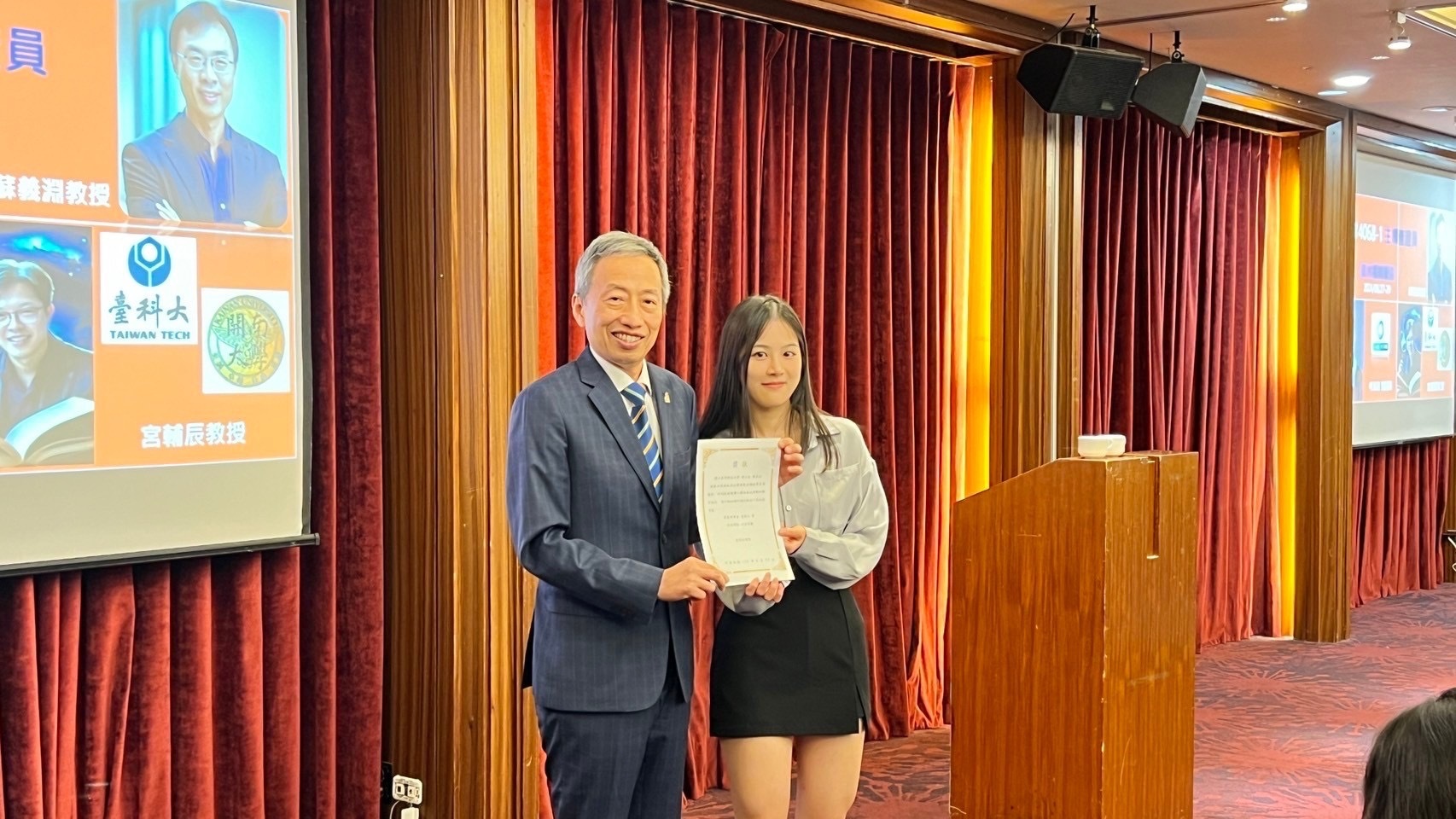 Cheng-Bang Lin, Chairman of Ours International Management Consulting Co., Ltd., awarded the scholarship to Dr. Yun-Yuan Chen, a Ph.D. student from Taiwan Tech’s Department of Mechanical Engineering, to support the growth and development of net-zero talent.