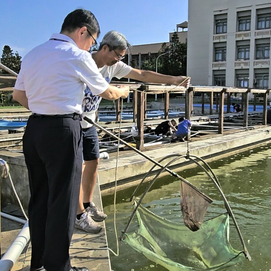 Principal Jia-Yush Yen visited an outdoor white shrimp aquaculture farm to gain an in-depth understanding of National Penghu University of Science and Technology's application of biotechnology and artificial intelligence in developing innovative traditional breeding techniques.