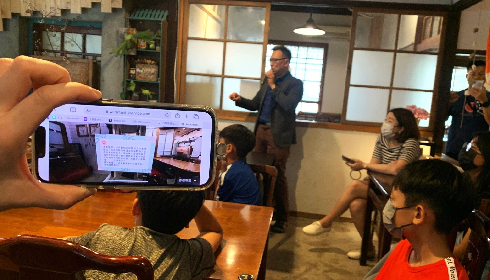 The game developed by Professor Huei-Tse Hou's team features a “one card, two plays” concept. After finishing the board game, players can start the SVVR real-life game “Reunion in Puzi Streets”.