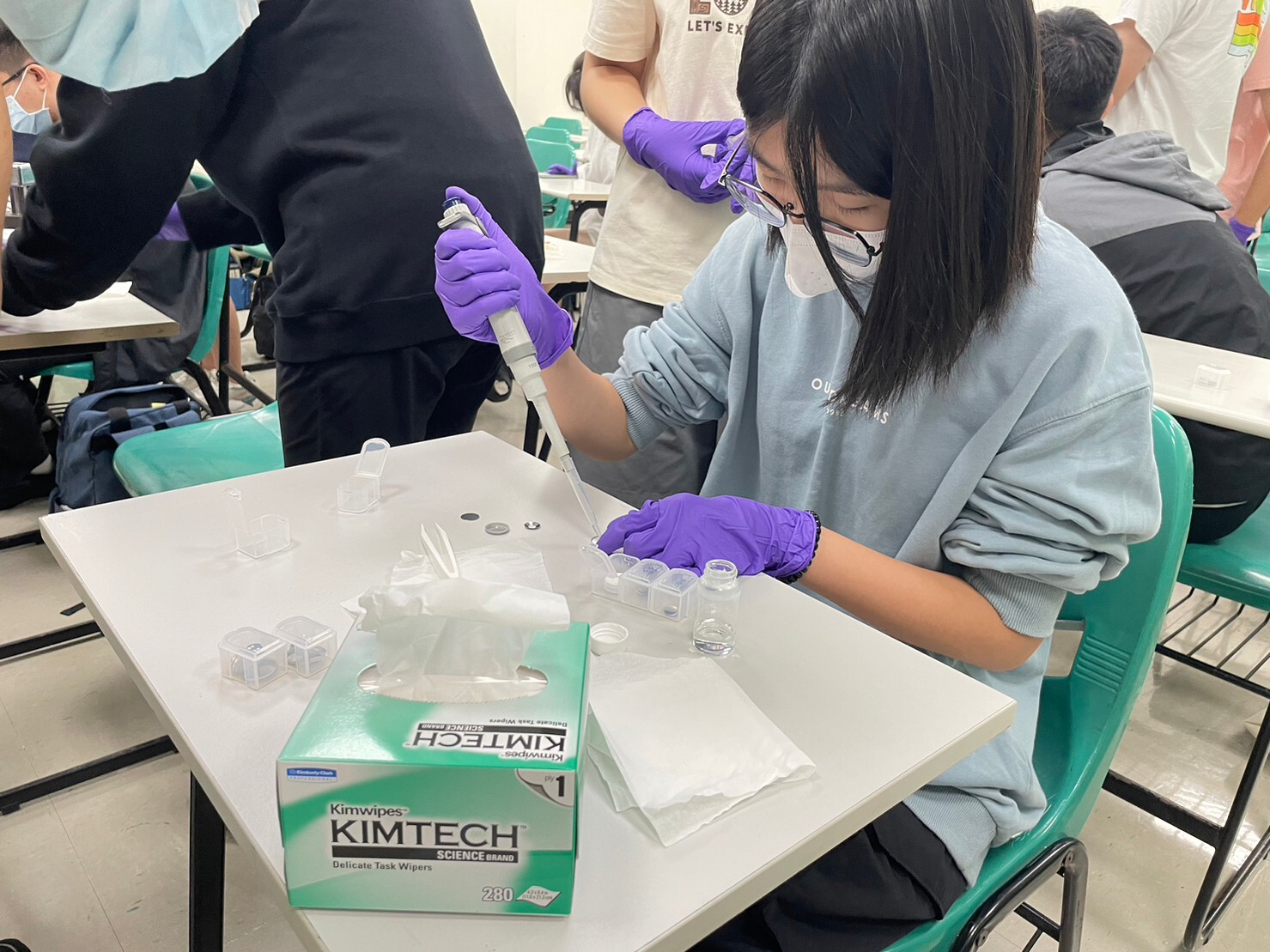 The students from Songshan High School took it upon themselves to assemble keychains with water-based sustainable batteries using professional-grade equipment, and they were even allowed to take these keychains home as mementos.