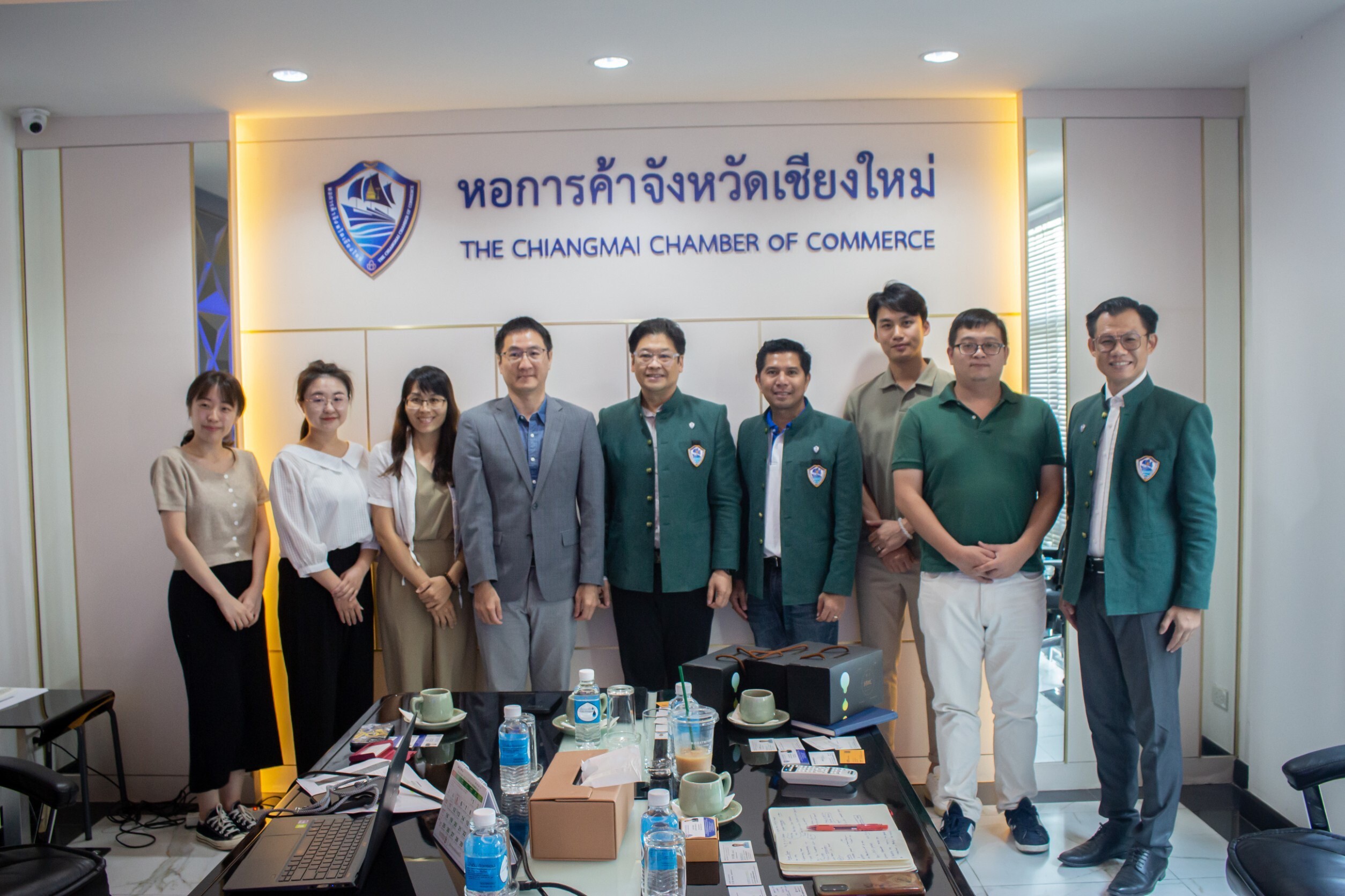 During a visit to the Chamber of Commerce in Chiang Mai, the Taiwan Tech team, led by Director An-Rui Li (4th from the left), along with the teams, and CEO of FreEntity Co., Ltd. Ding-Xian Chen (3rd from the right) and CEO of Orion go Co., Ltd Cheng-You Ke (2nd from the right), had a photograph session with President Julanit Wangviwat (5th from the left), Secretary General Porakrit Saihassadee (4th from the right), and Deputy Secretary General Sughrit Kraseirsook (1st from the right).